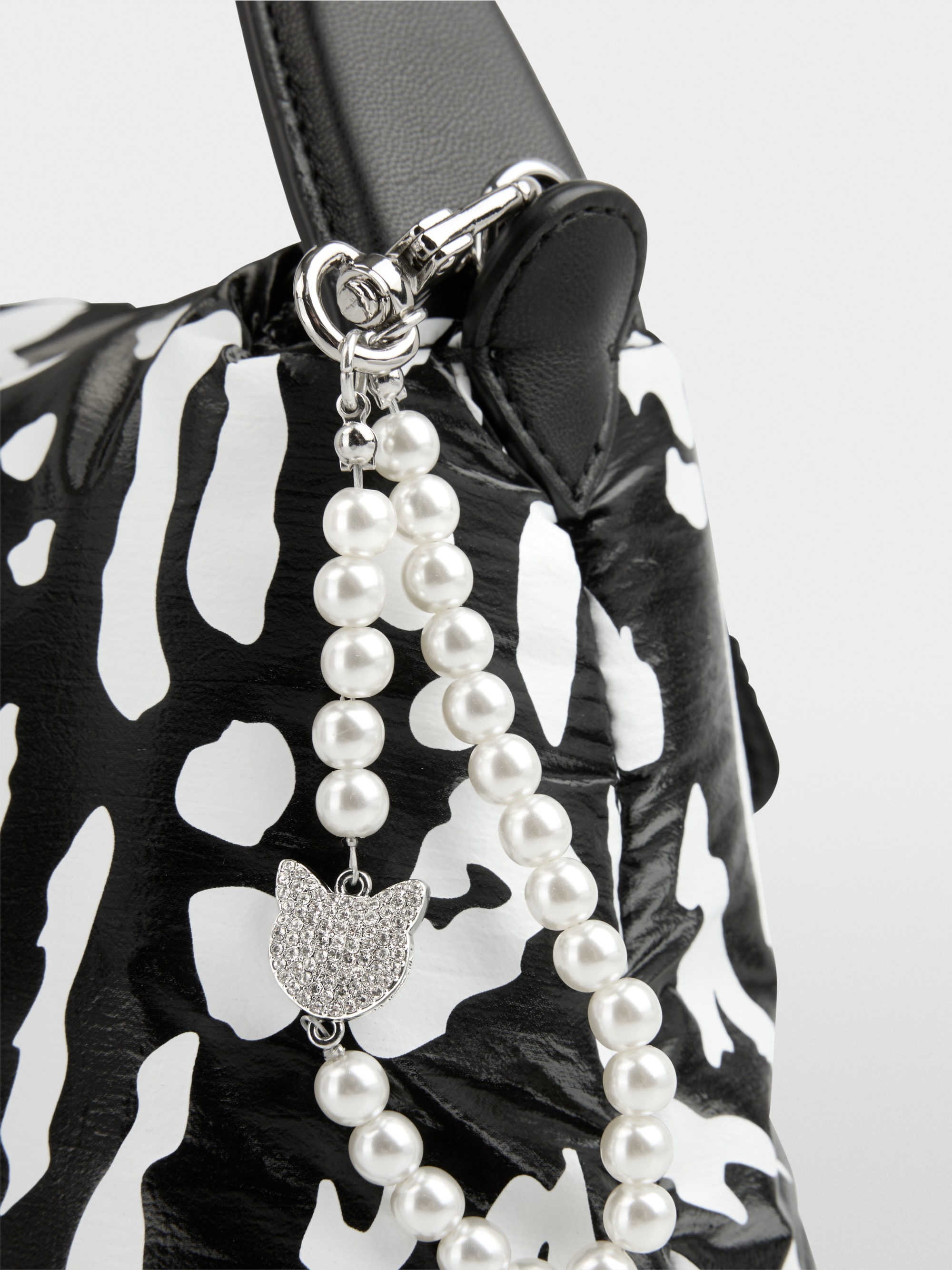 Shoulder bag with flap in leopard print