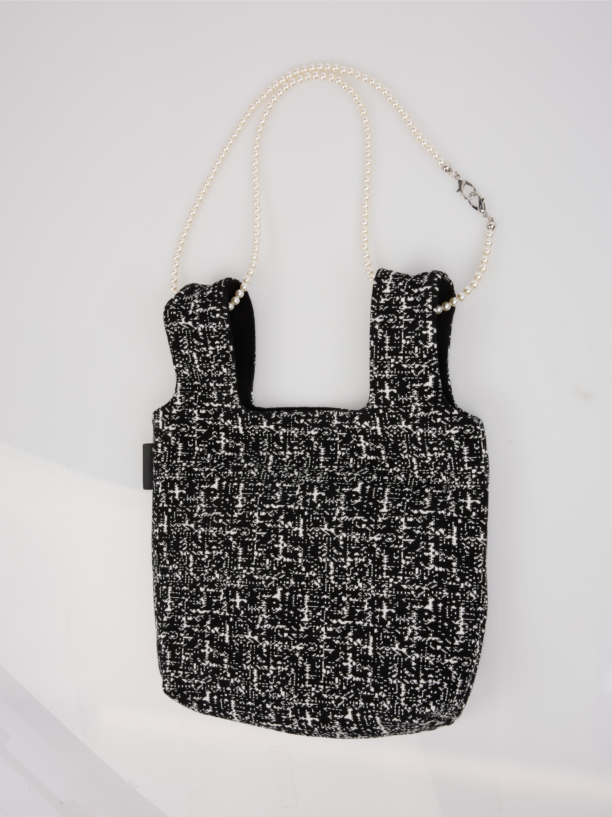 Reversible knitted bag with cat motif