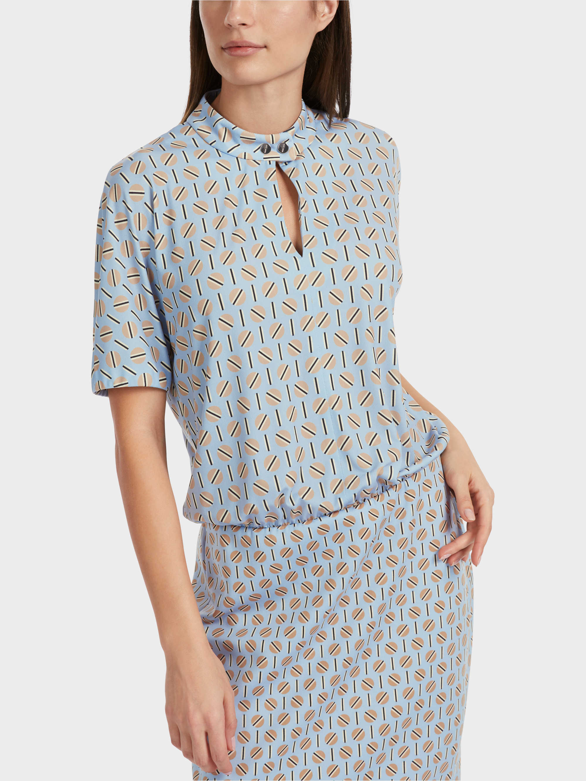 Kleid im MaterialMix