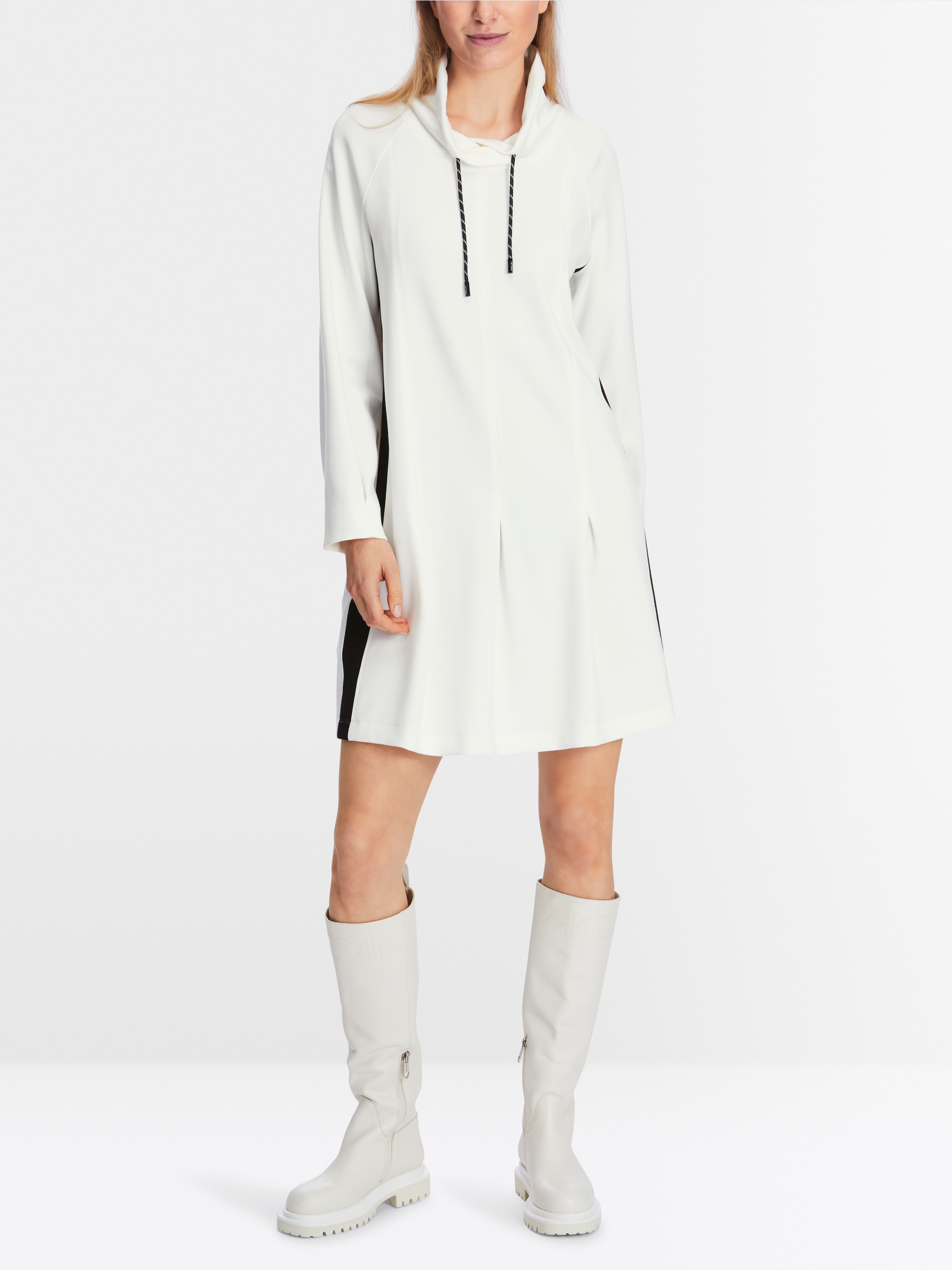 Kurzes Kleid mit  Kellerfalten