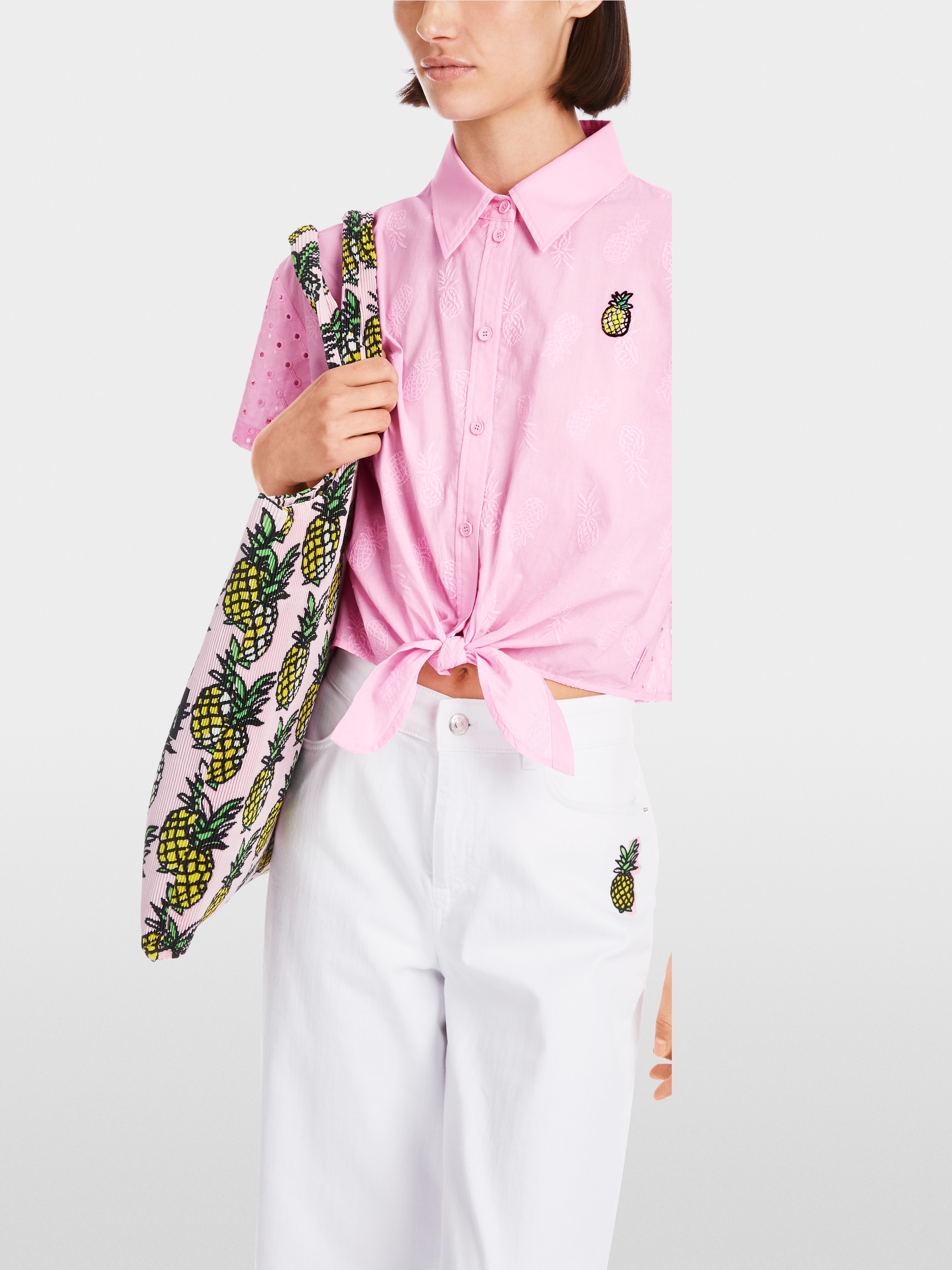 Bluse in tonaler Stickerei