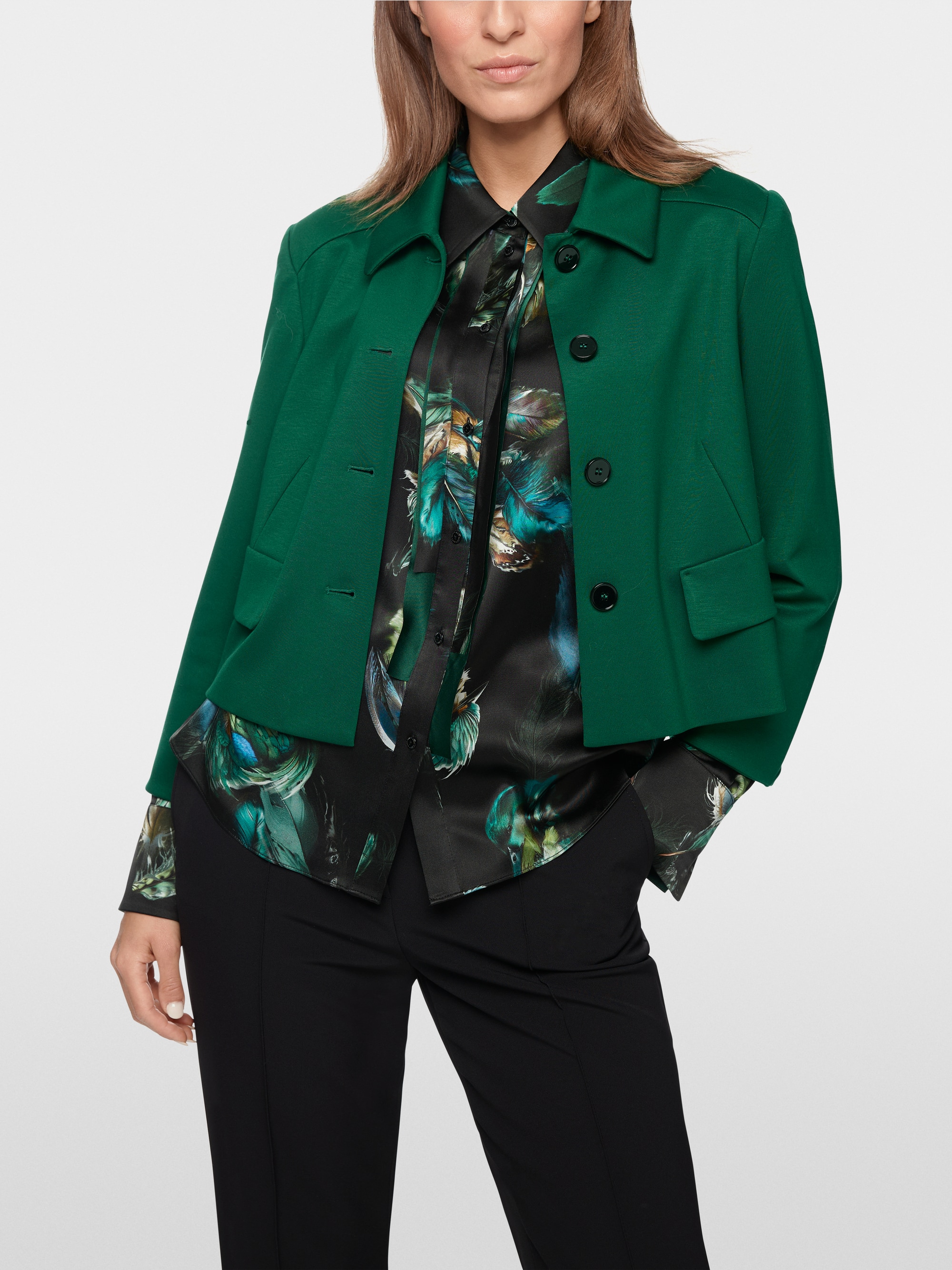 Short jacket with sleeve slits