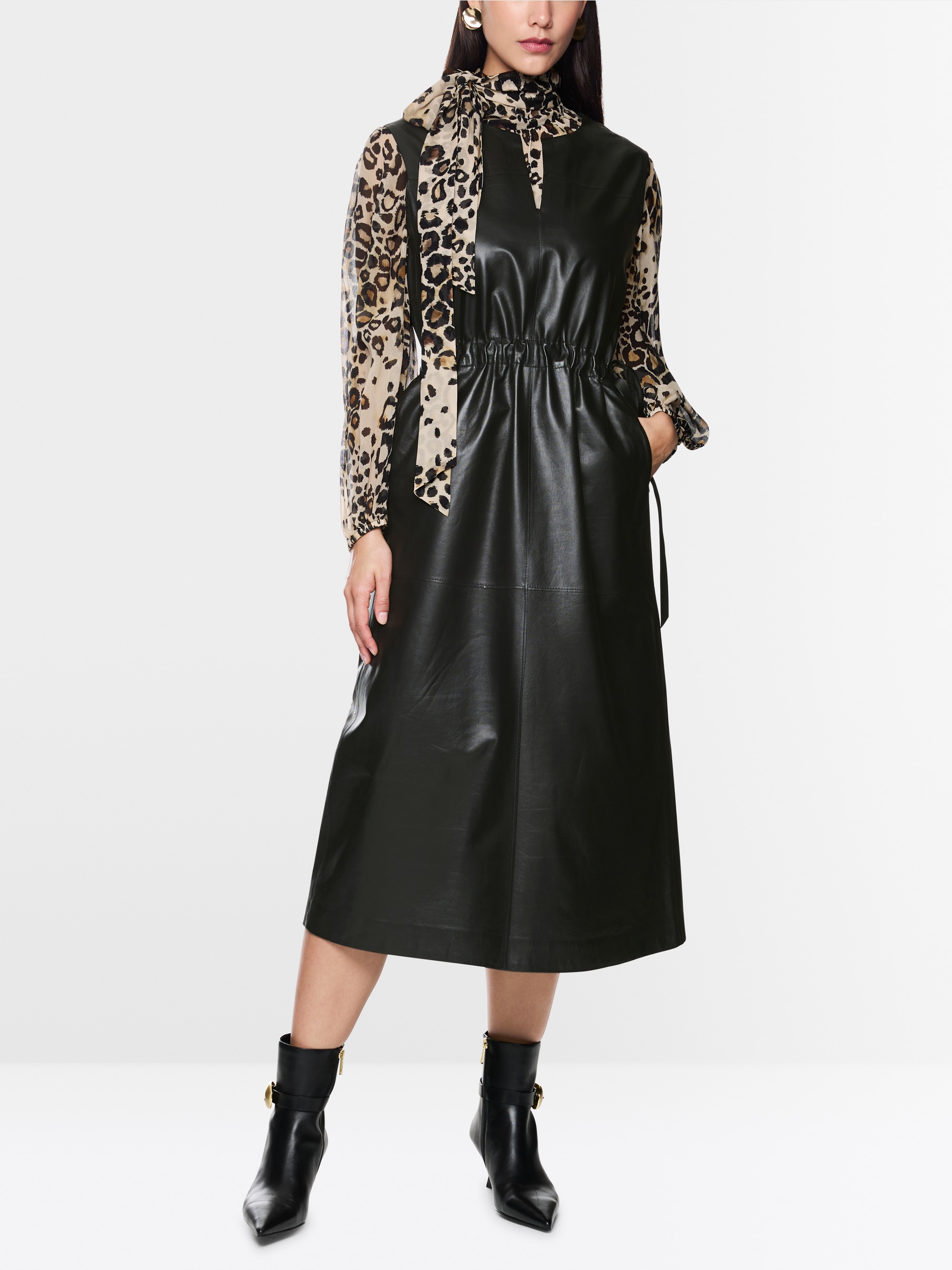 Leder-Maxikleid mit V-Ausschnitt