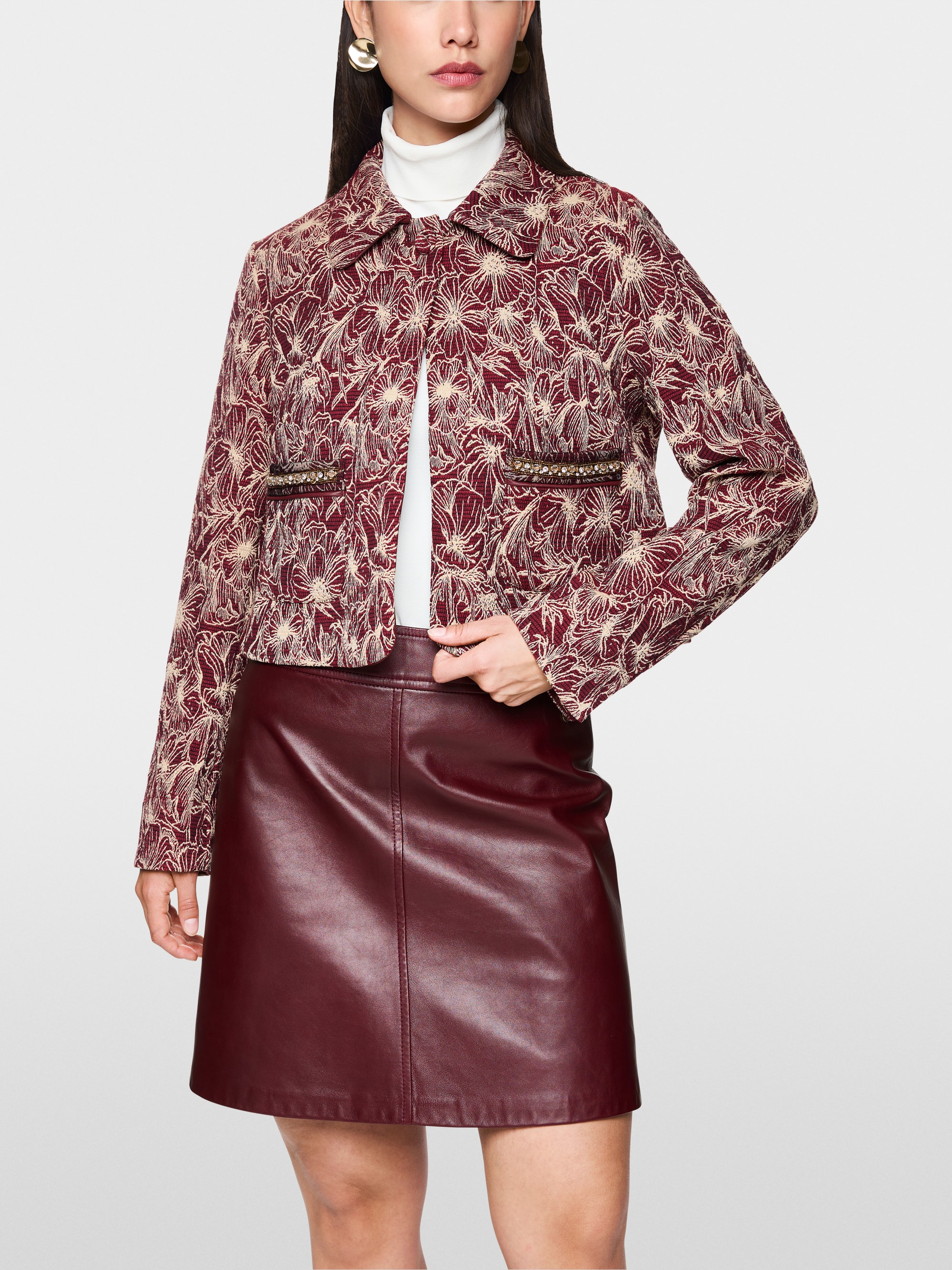 Veste courte avec motif floral brodé