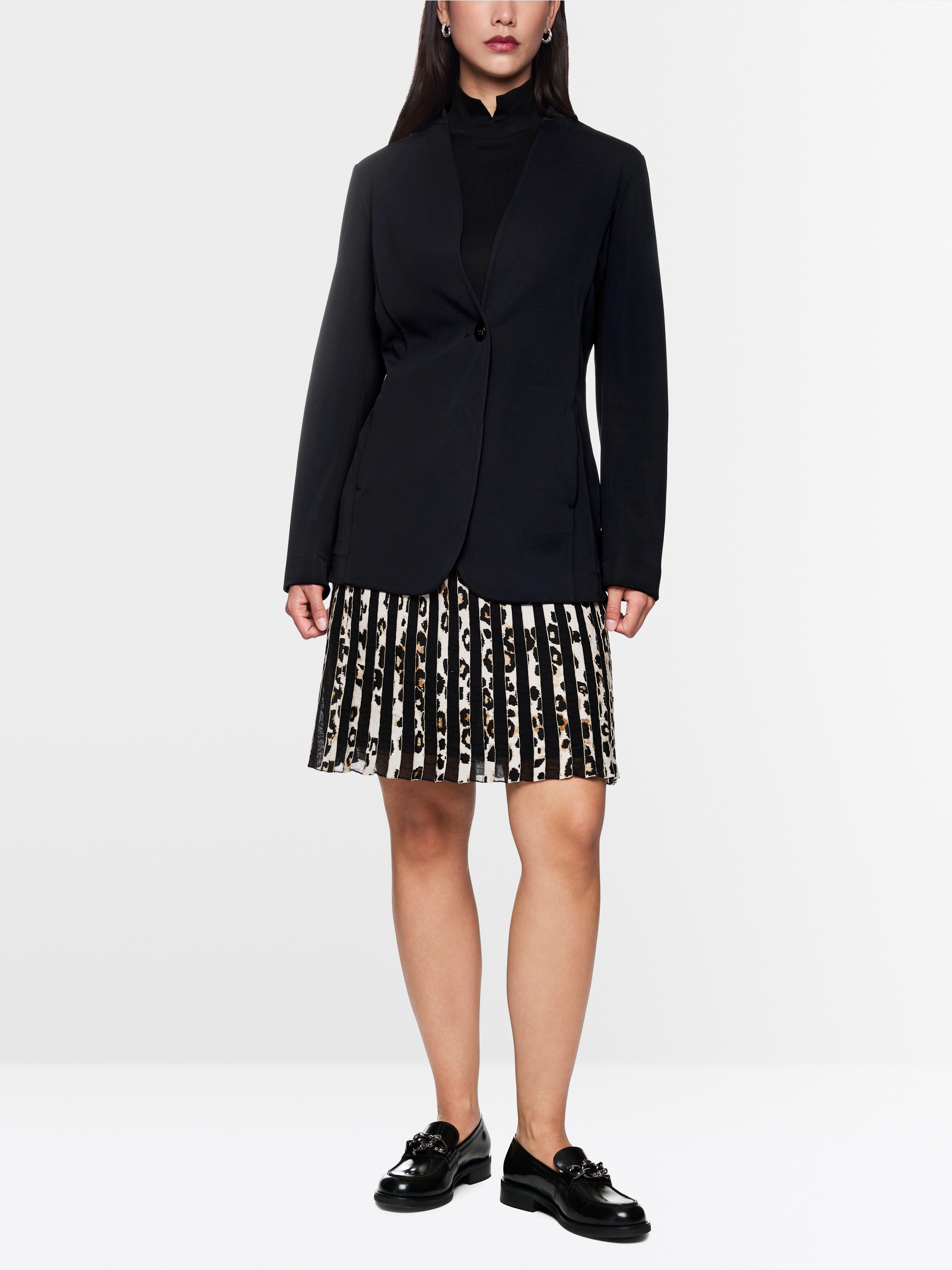 Slightly fitted blazer