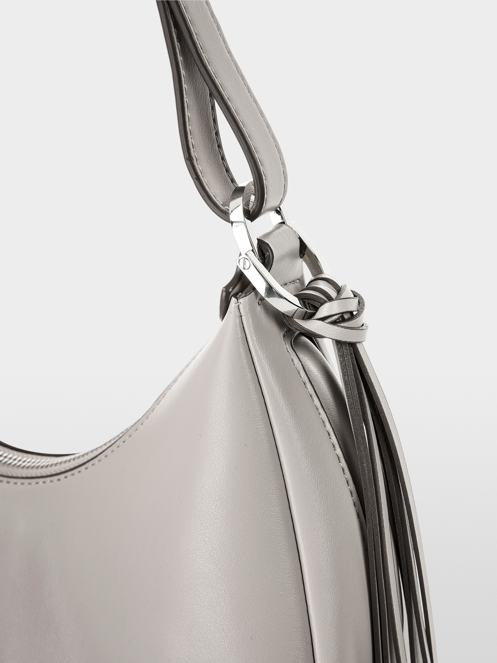 Schultertasche in Halbmondfrom