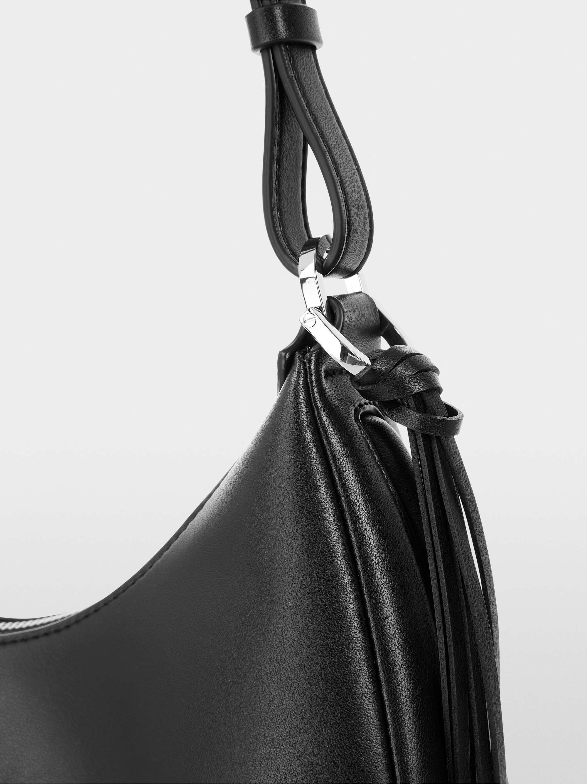 Schultertasche in Halbmondfrom