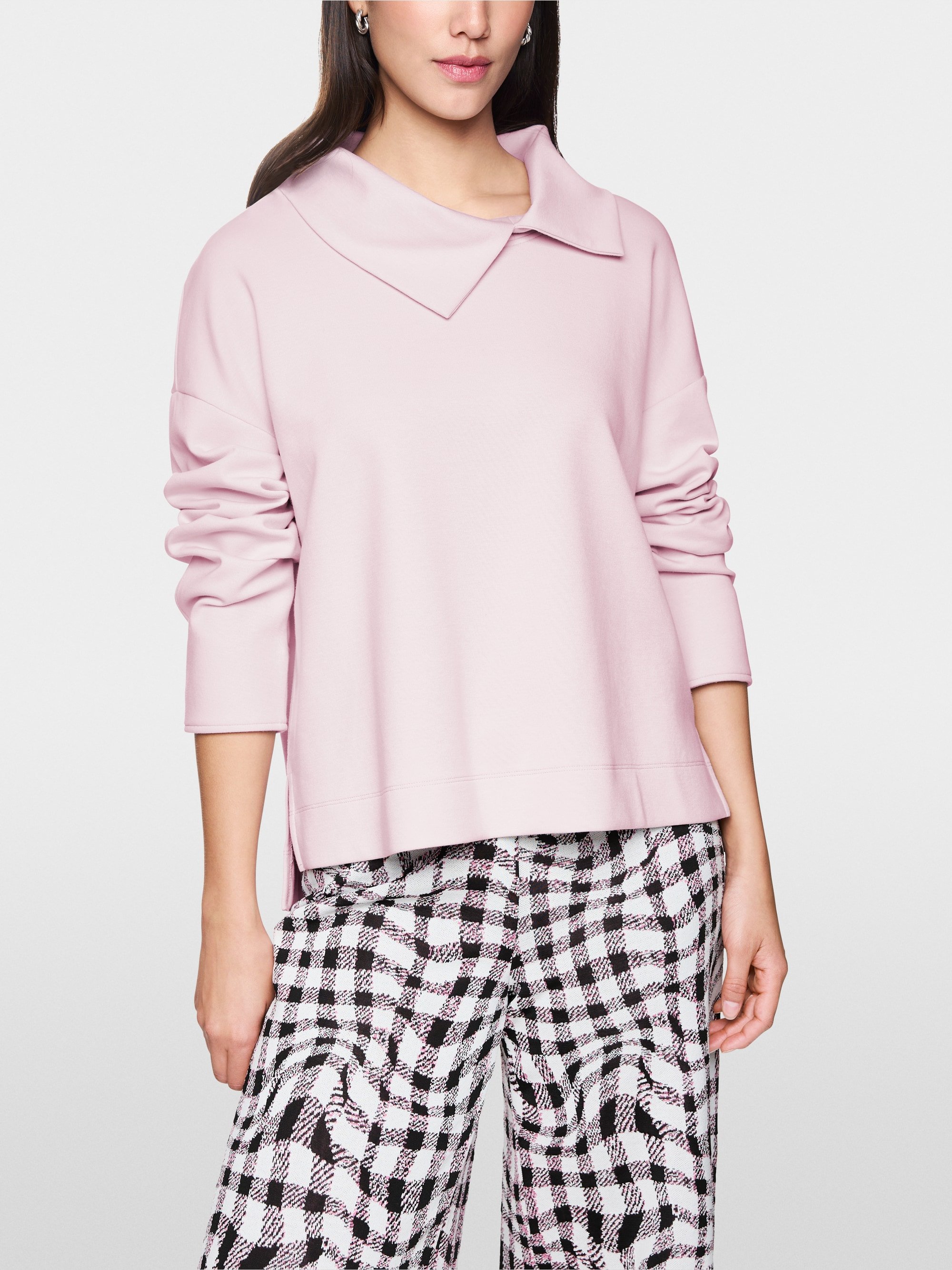 Sweatshirt with asymmetrical collar