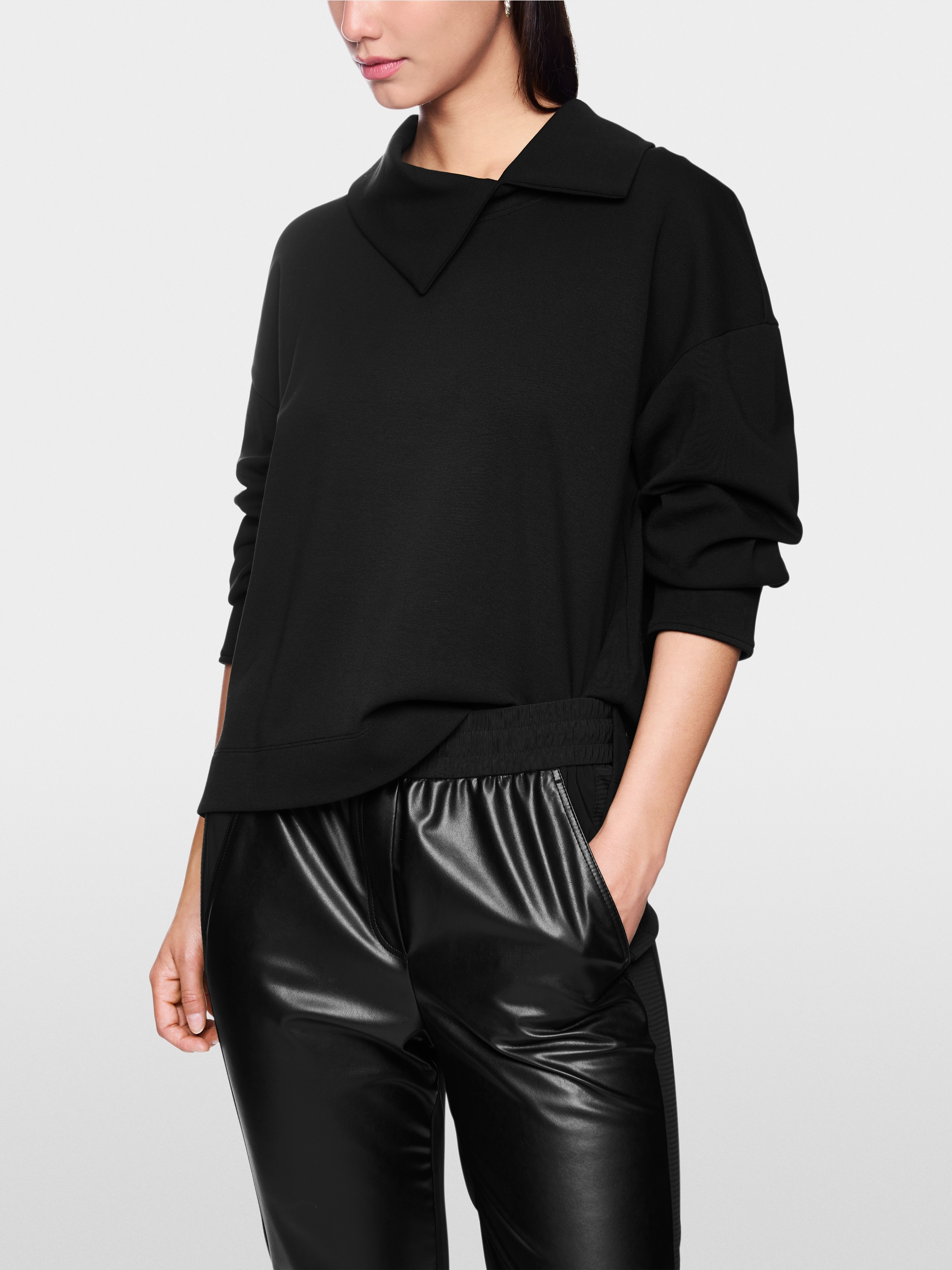Sweatshirt with asymmetrical collar