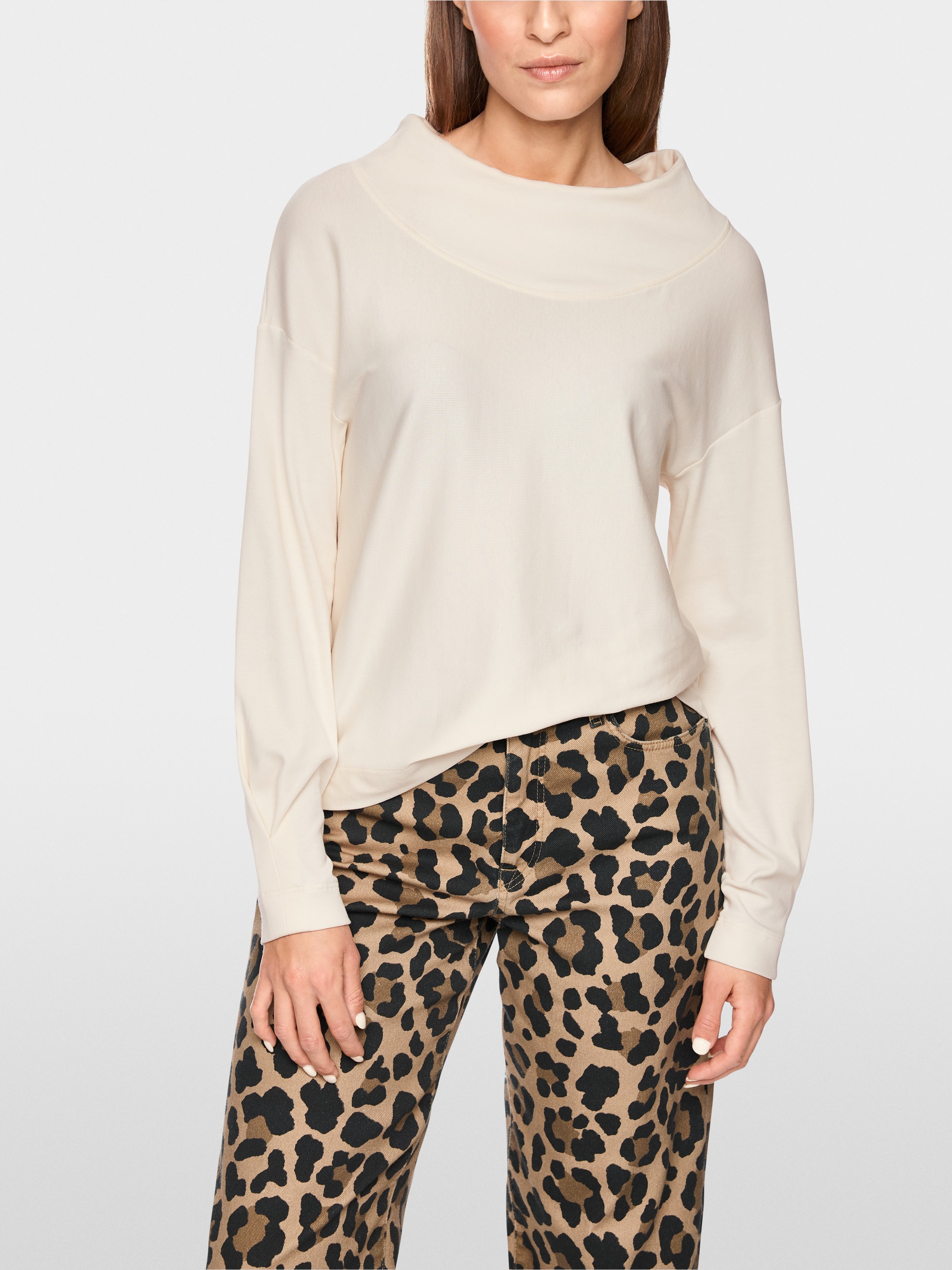 Long-sleeved shirt with boat neck