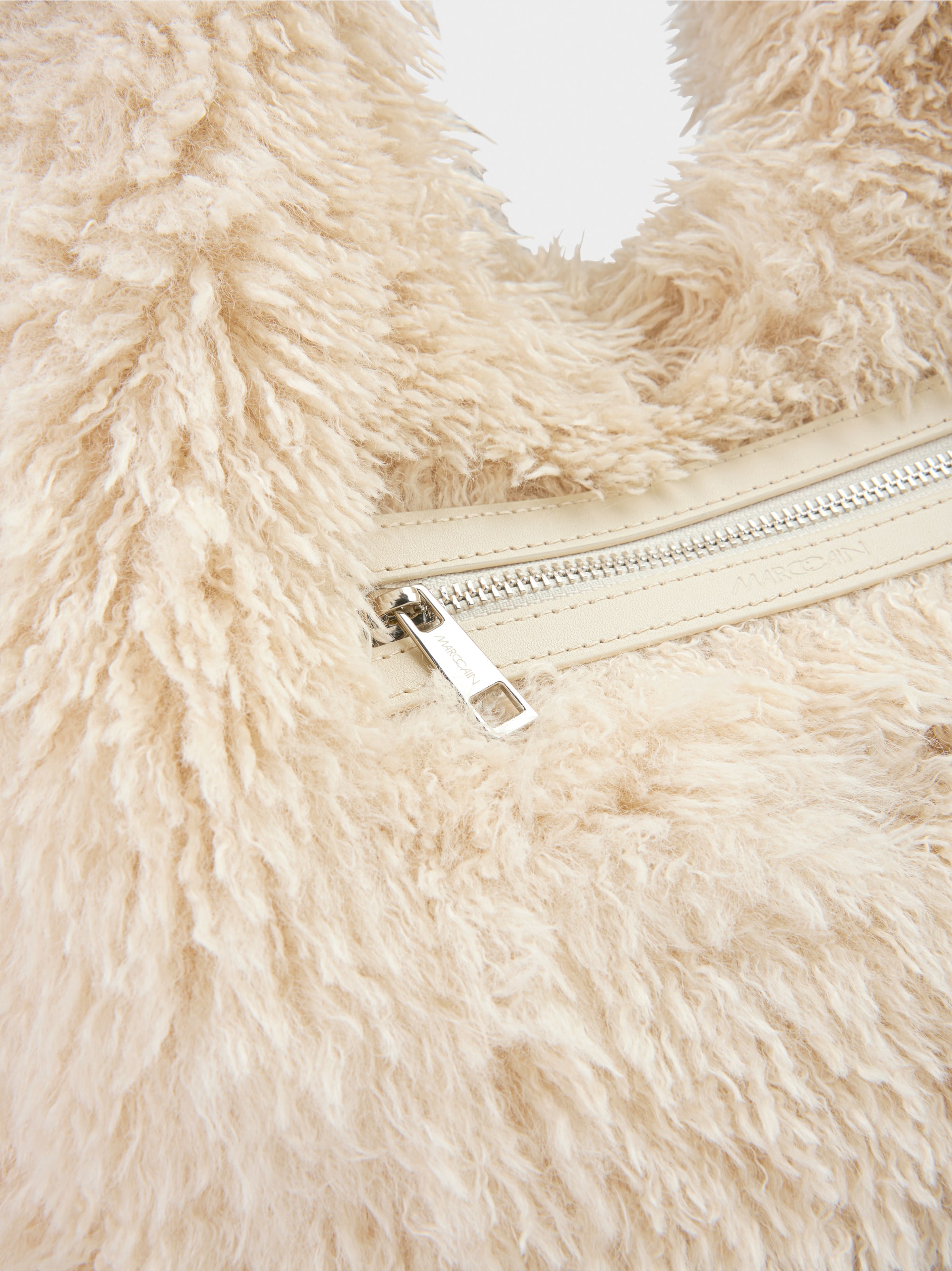 Shoulder bag in dog fur look