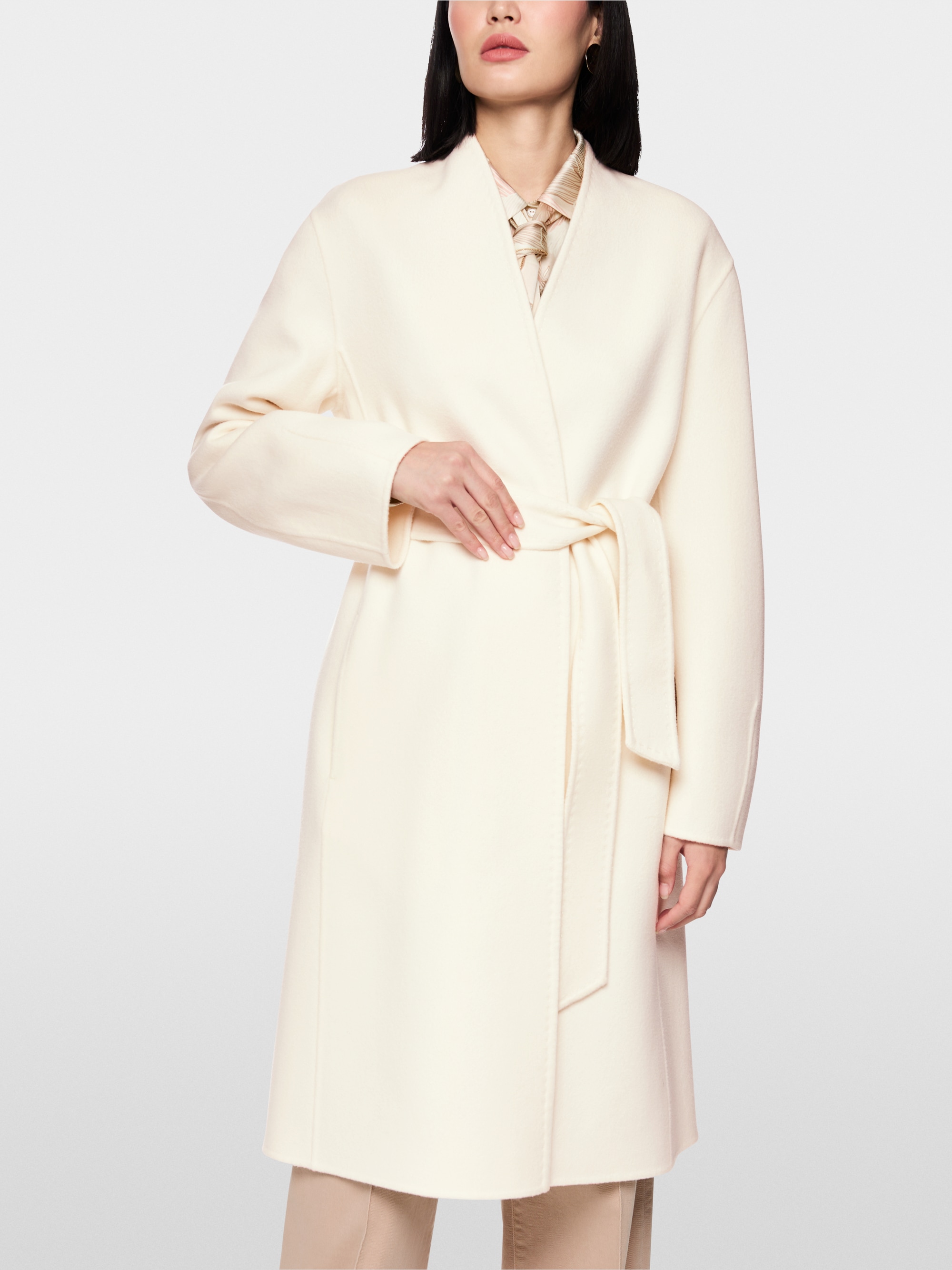Elegant coat made of pure wool