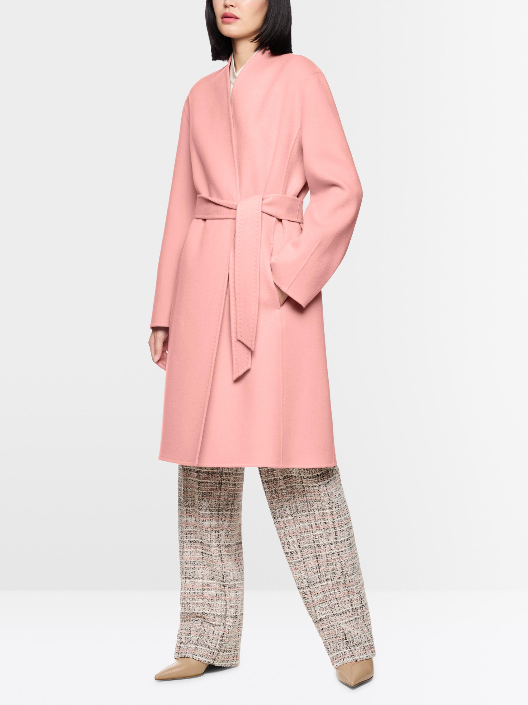 Elegant coat made of pure wool