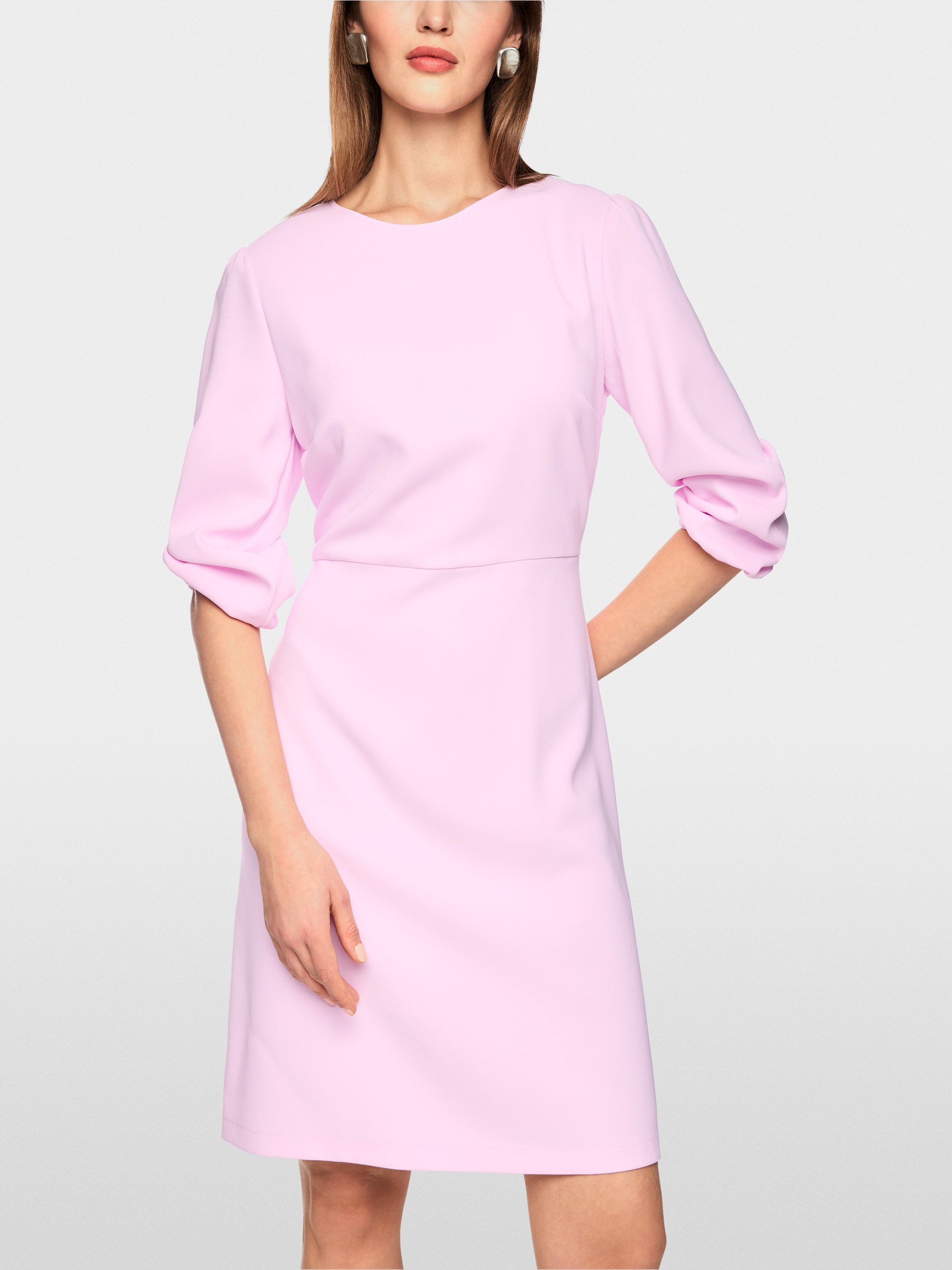 Fitted dress with round neck