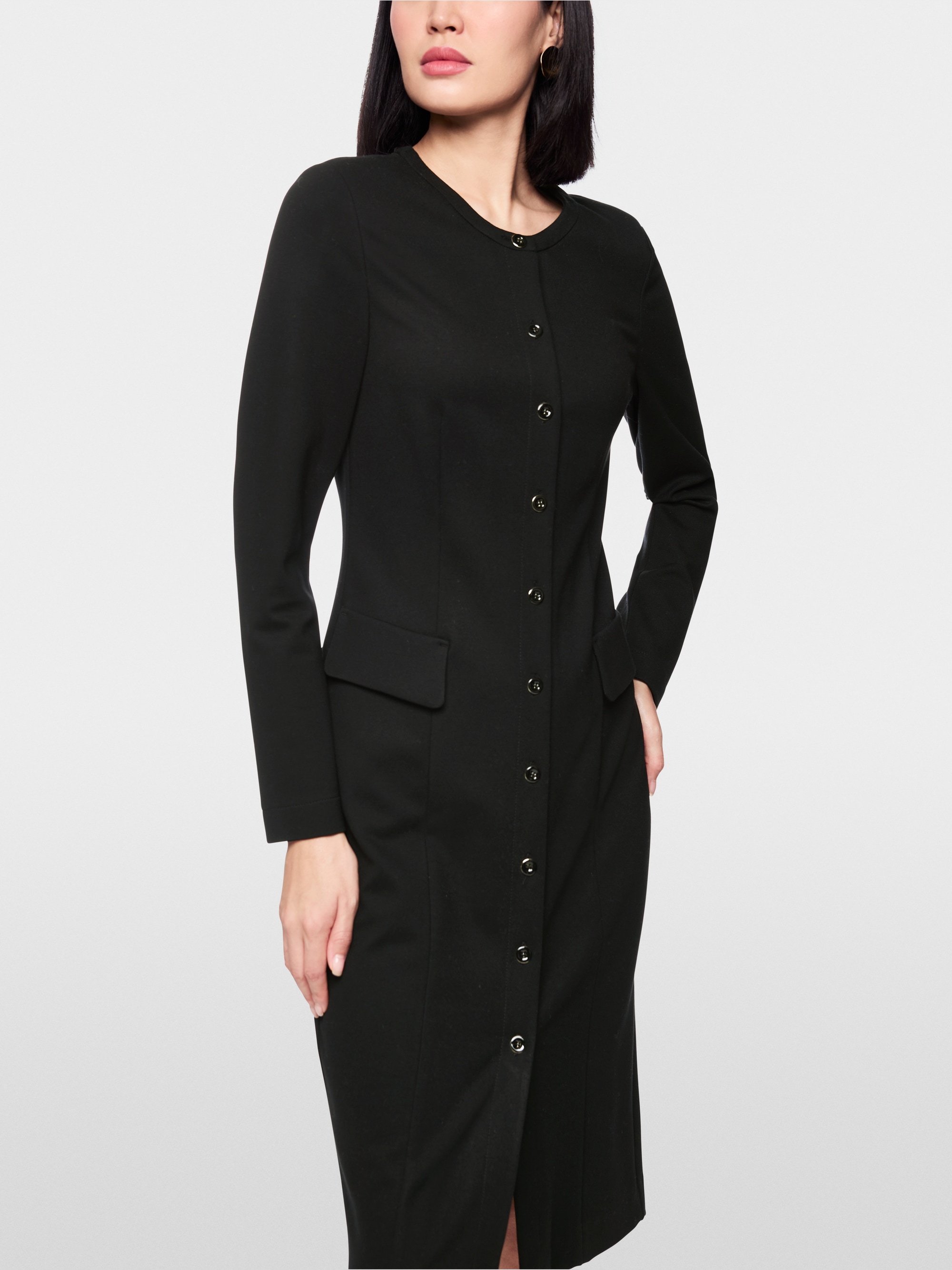 Fitted dress with buttoning