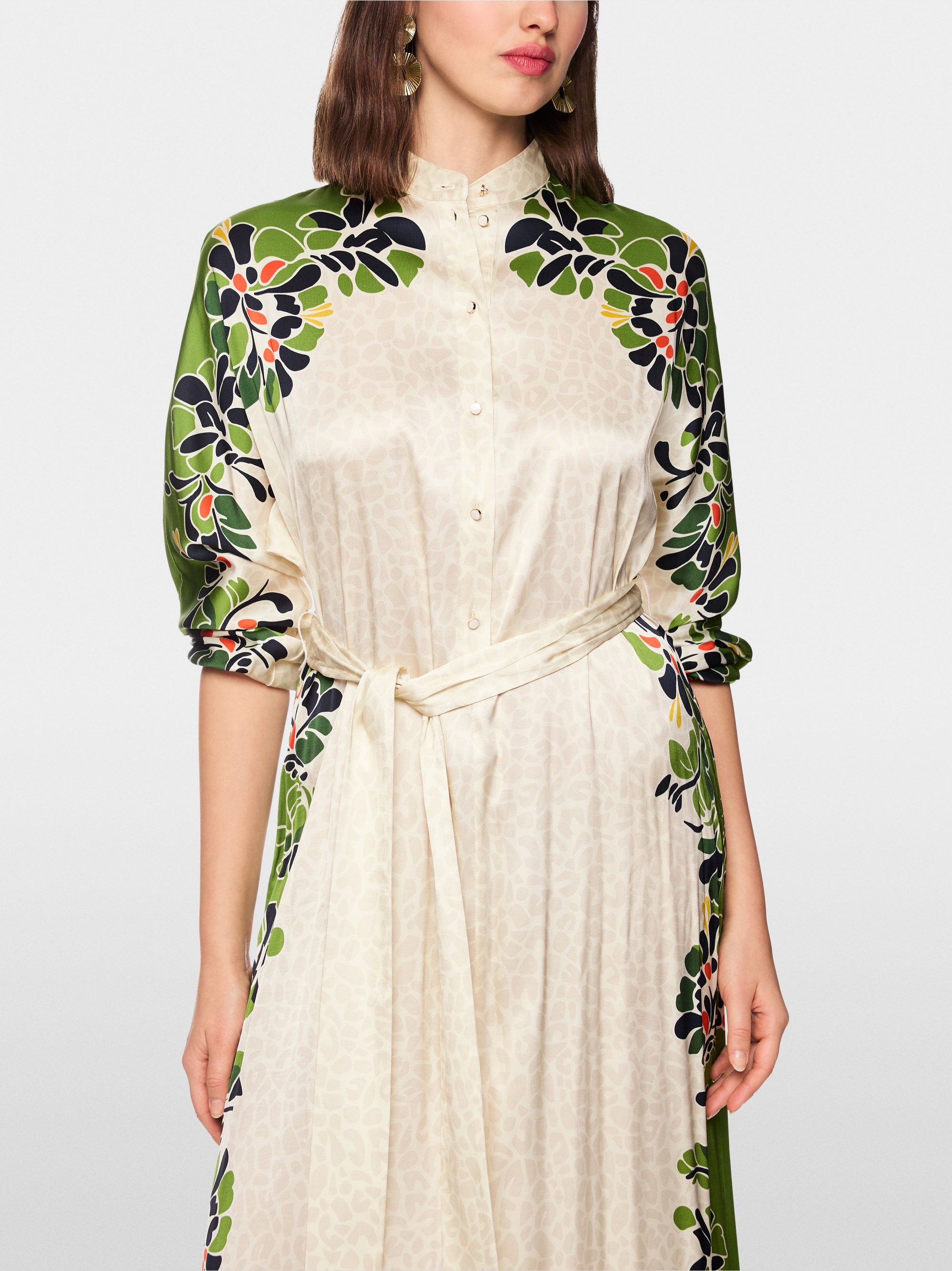 Maxi dress with stylized flowers