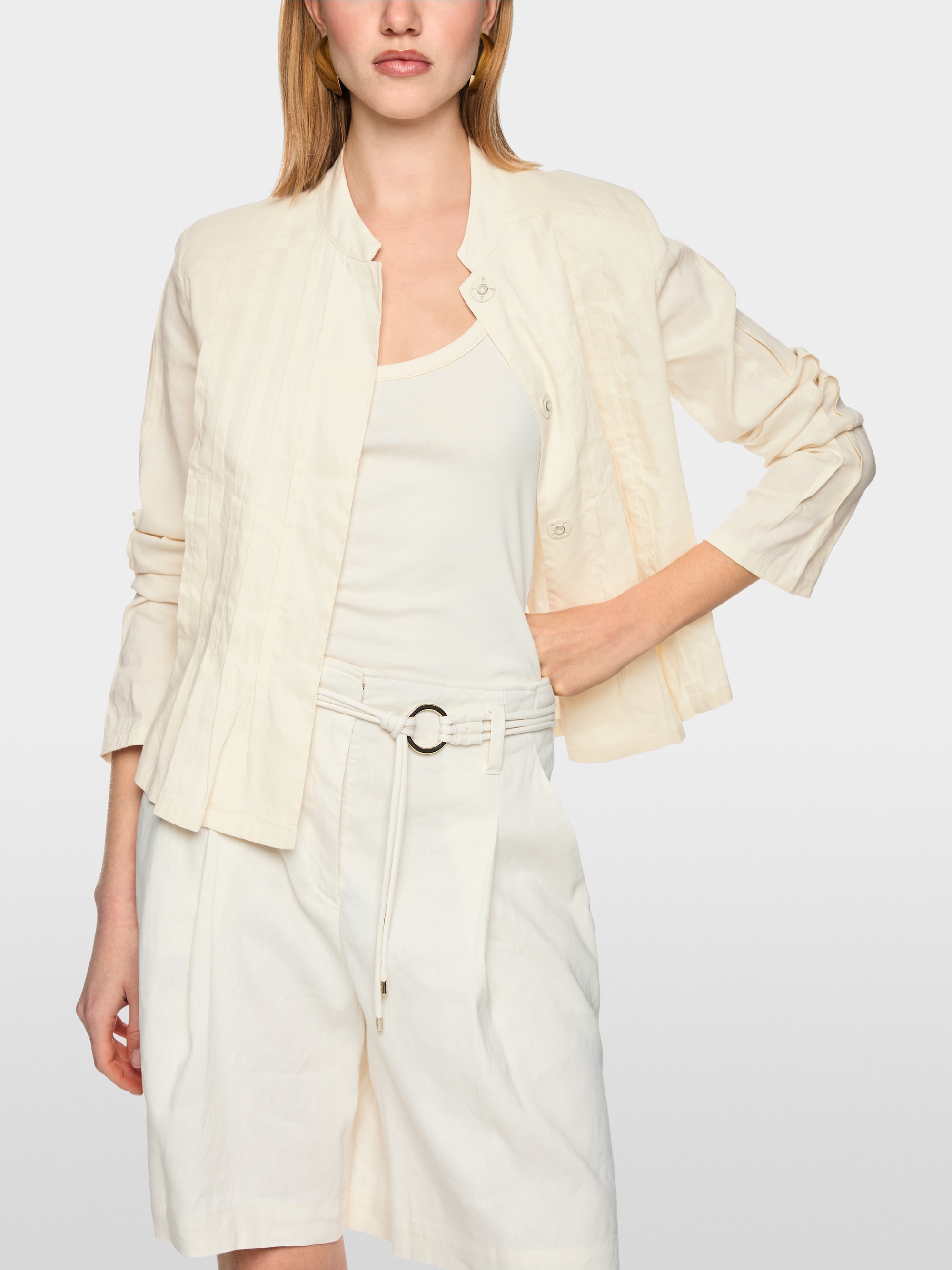 Feminine jacket with pintuck details