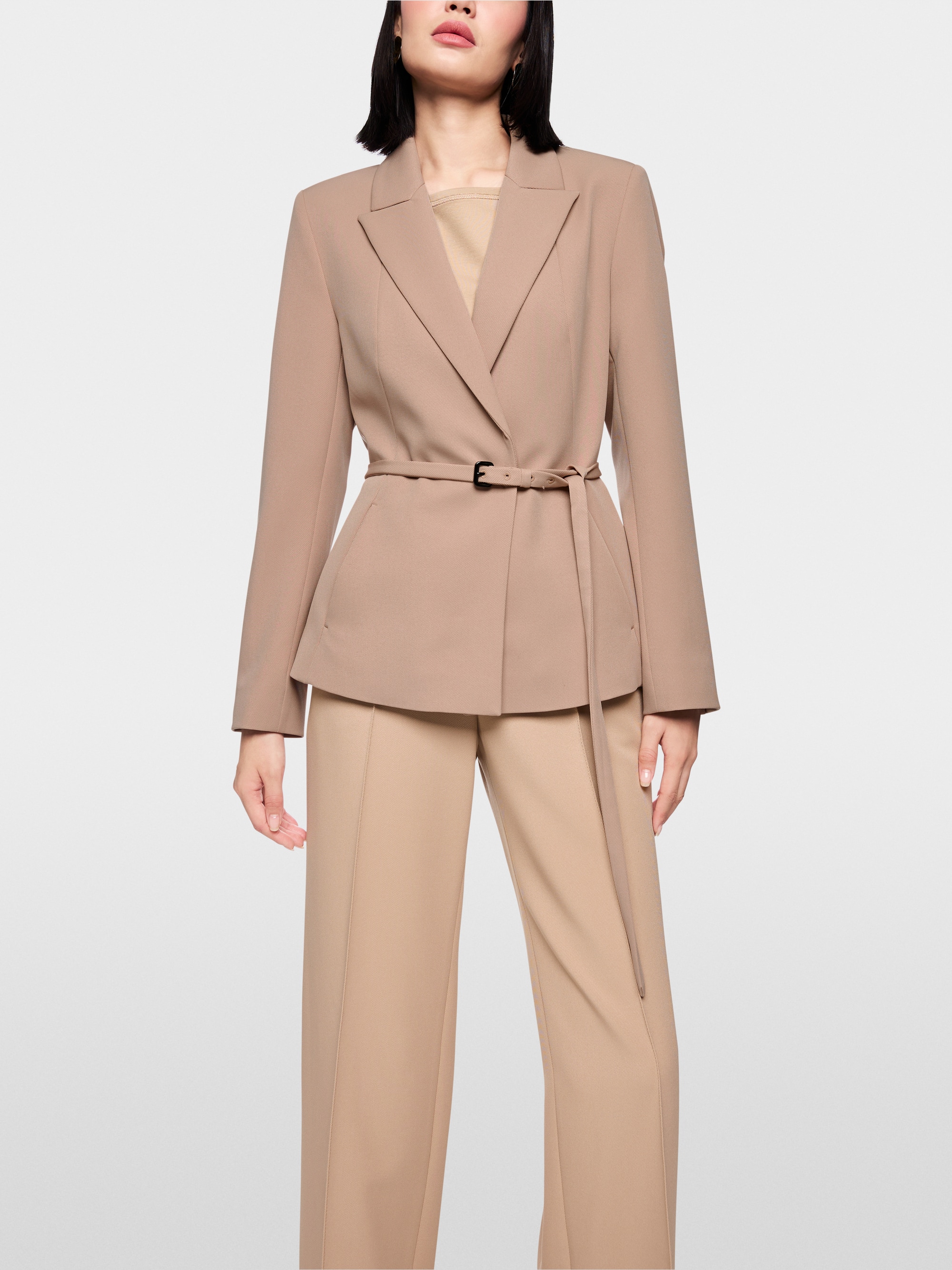 Elegant blazer with waist belt