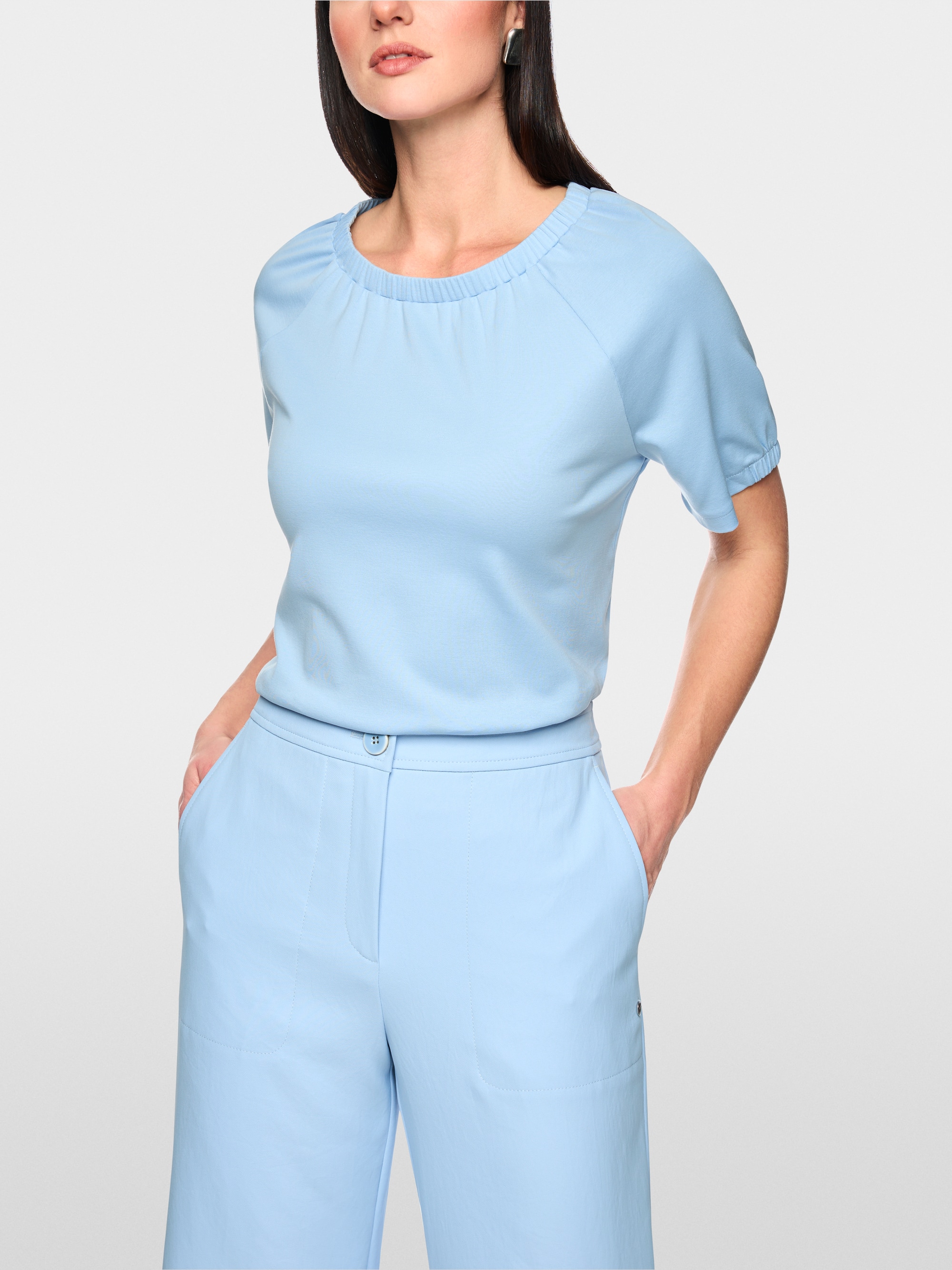 Plain short-sleeve shirt with gathering