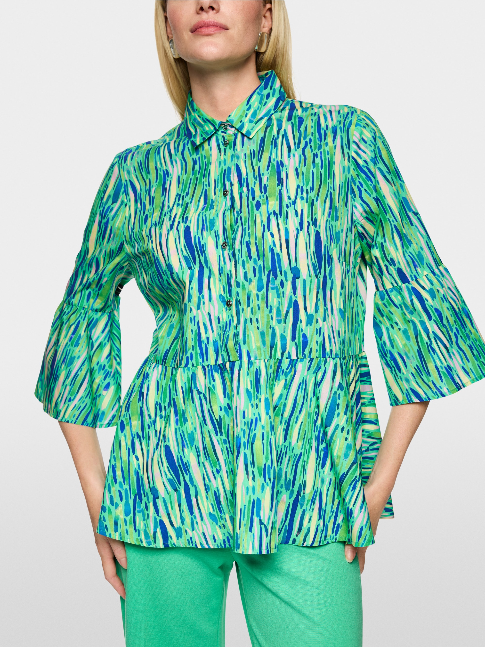 Feminine blouse with confetti print