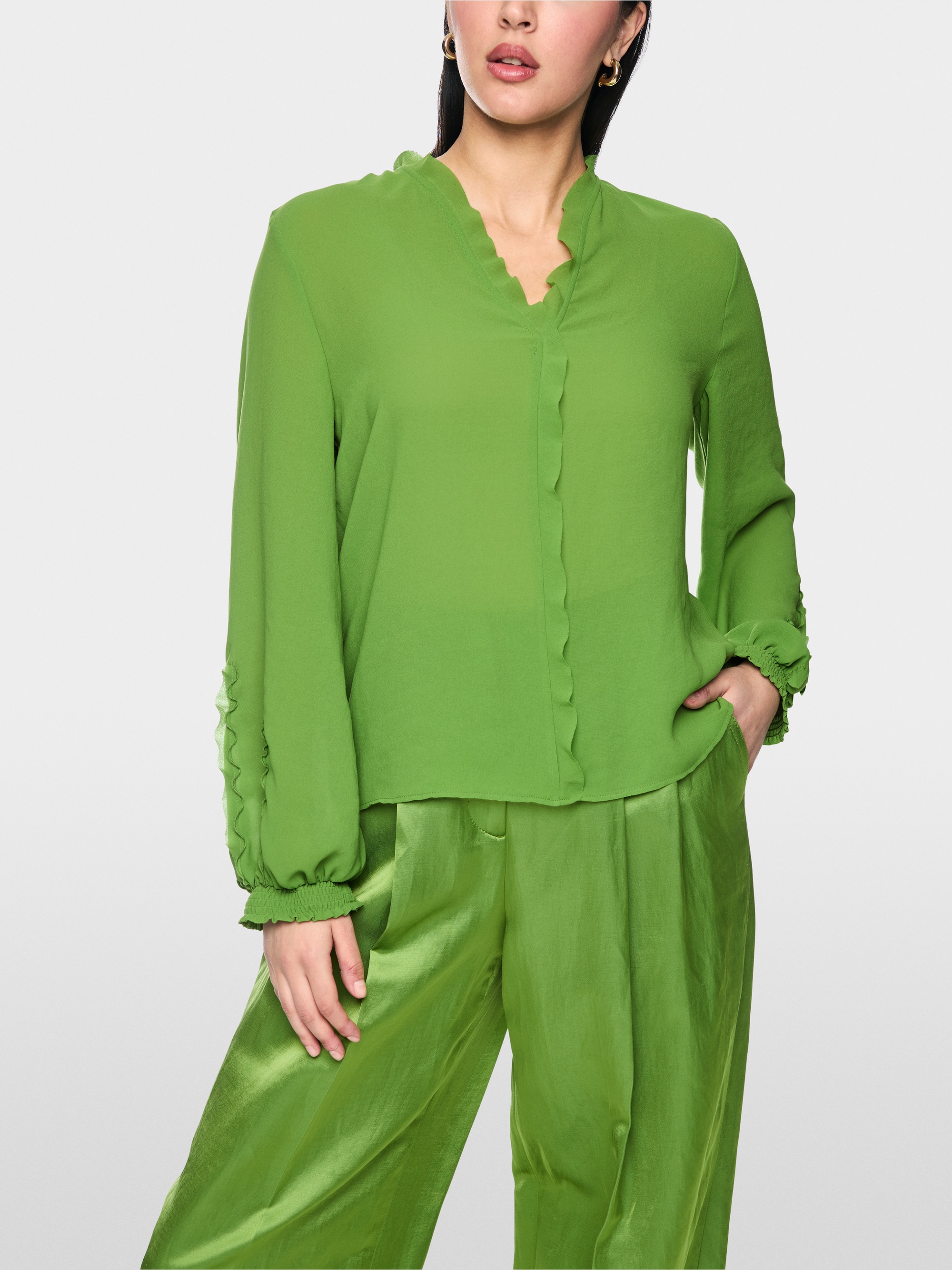 Feminine blouse with ruffle