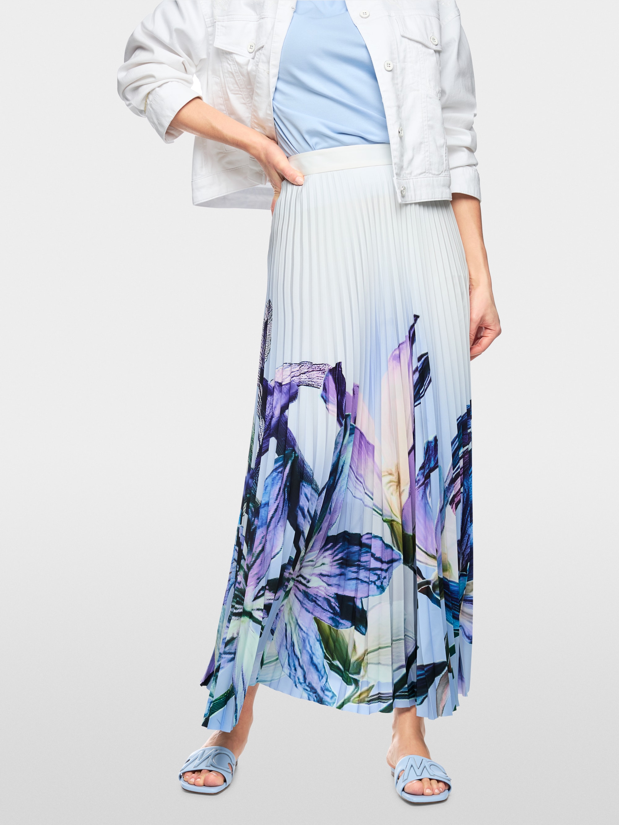 Pleated midi skirt with lily print