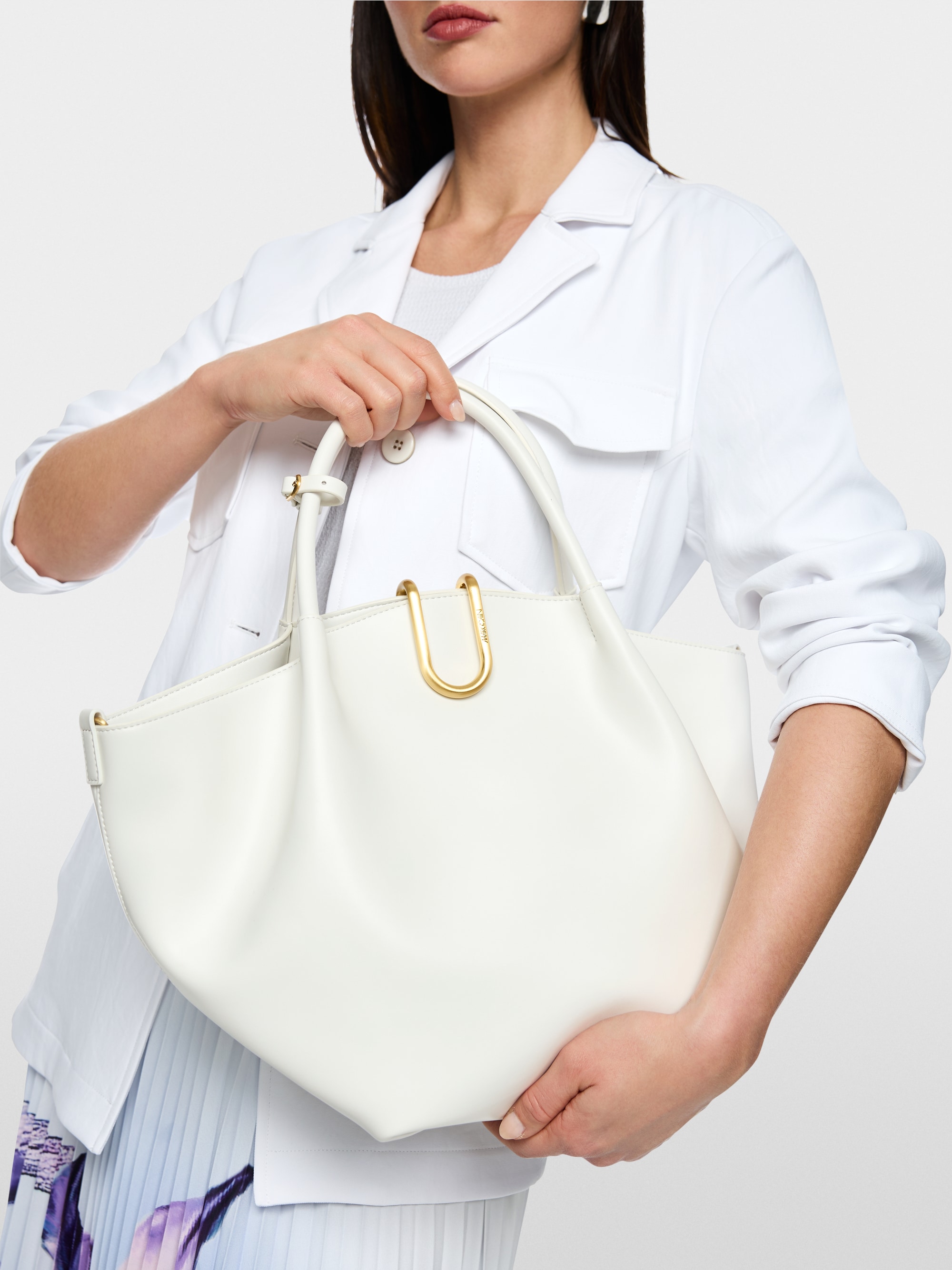 Shopper bag with handles in recycled leather