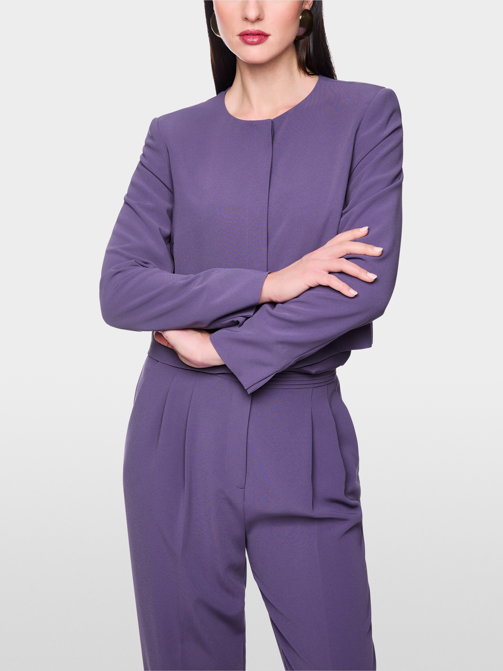 Short jacket with shoulder emphasis