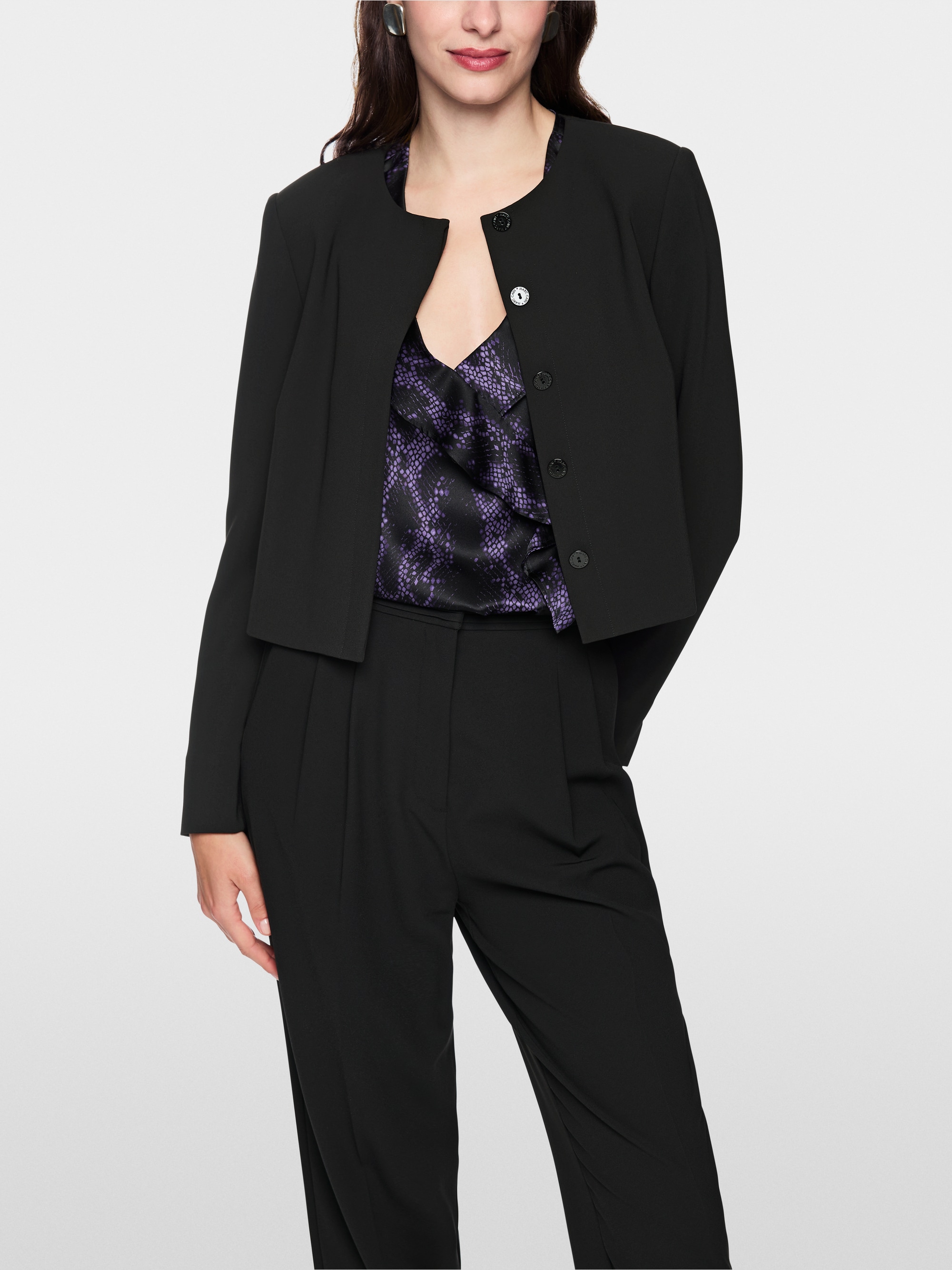 Short jacket with shoulder emphasis