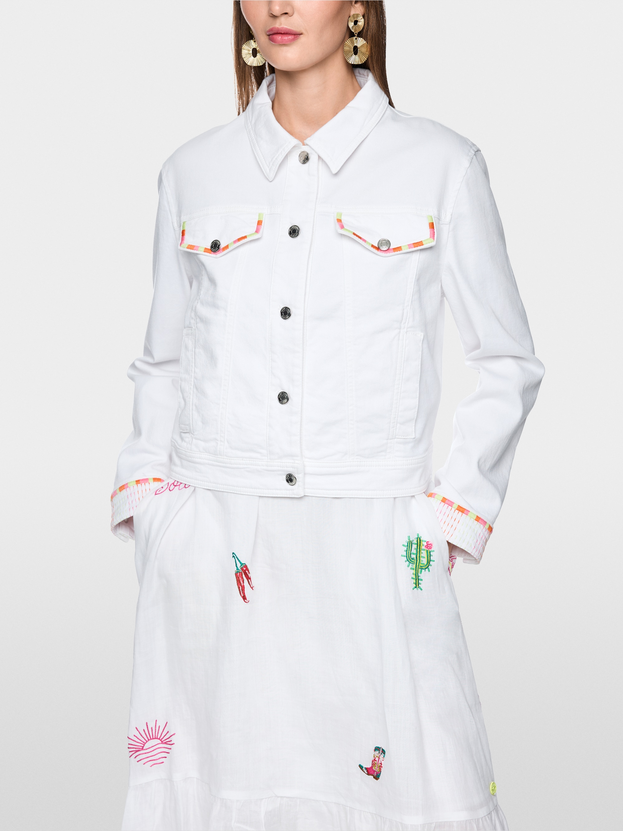 Veste en jean avec broderies colorées