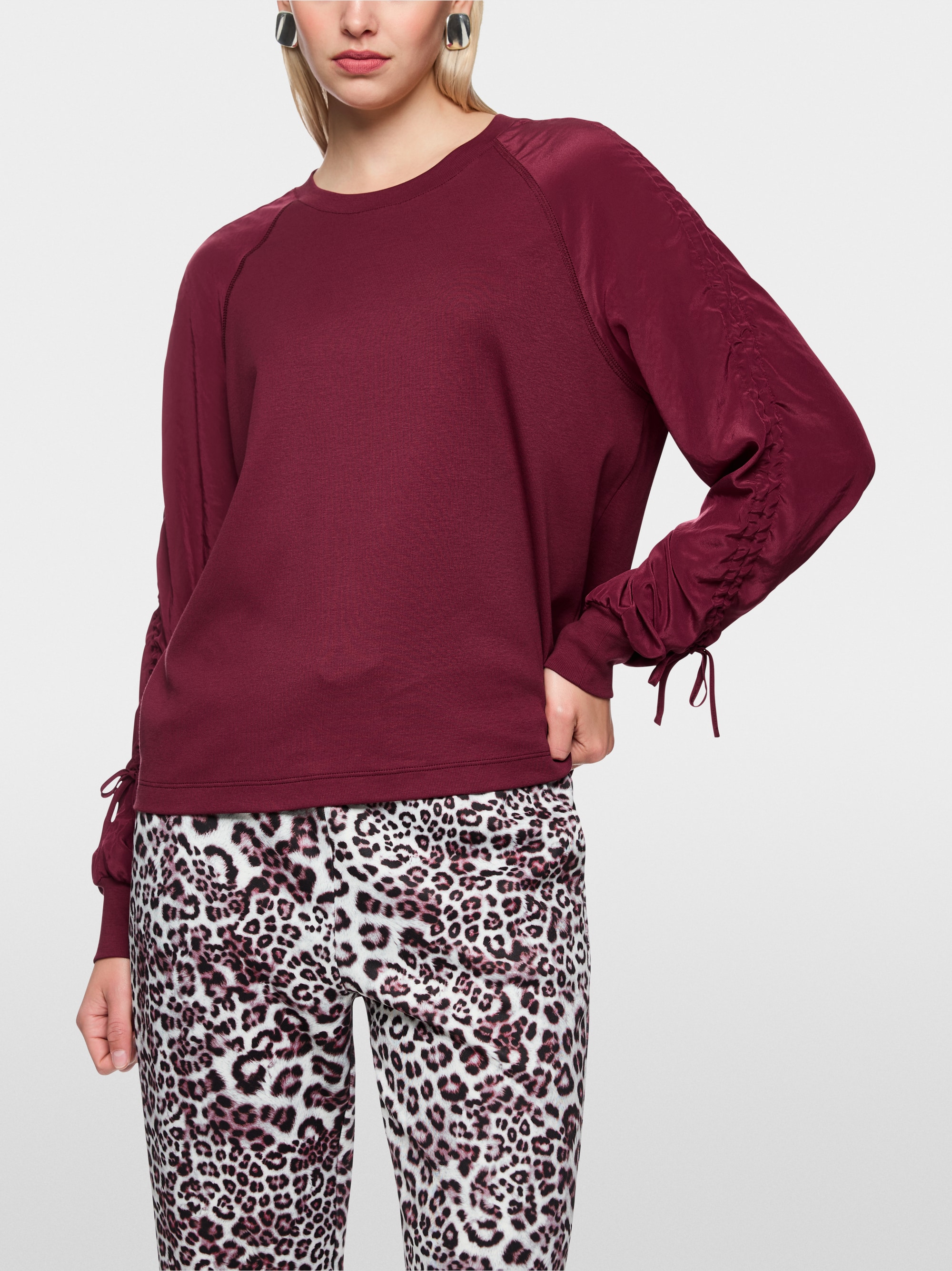 Blouse shirt with gathering