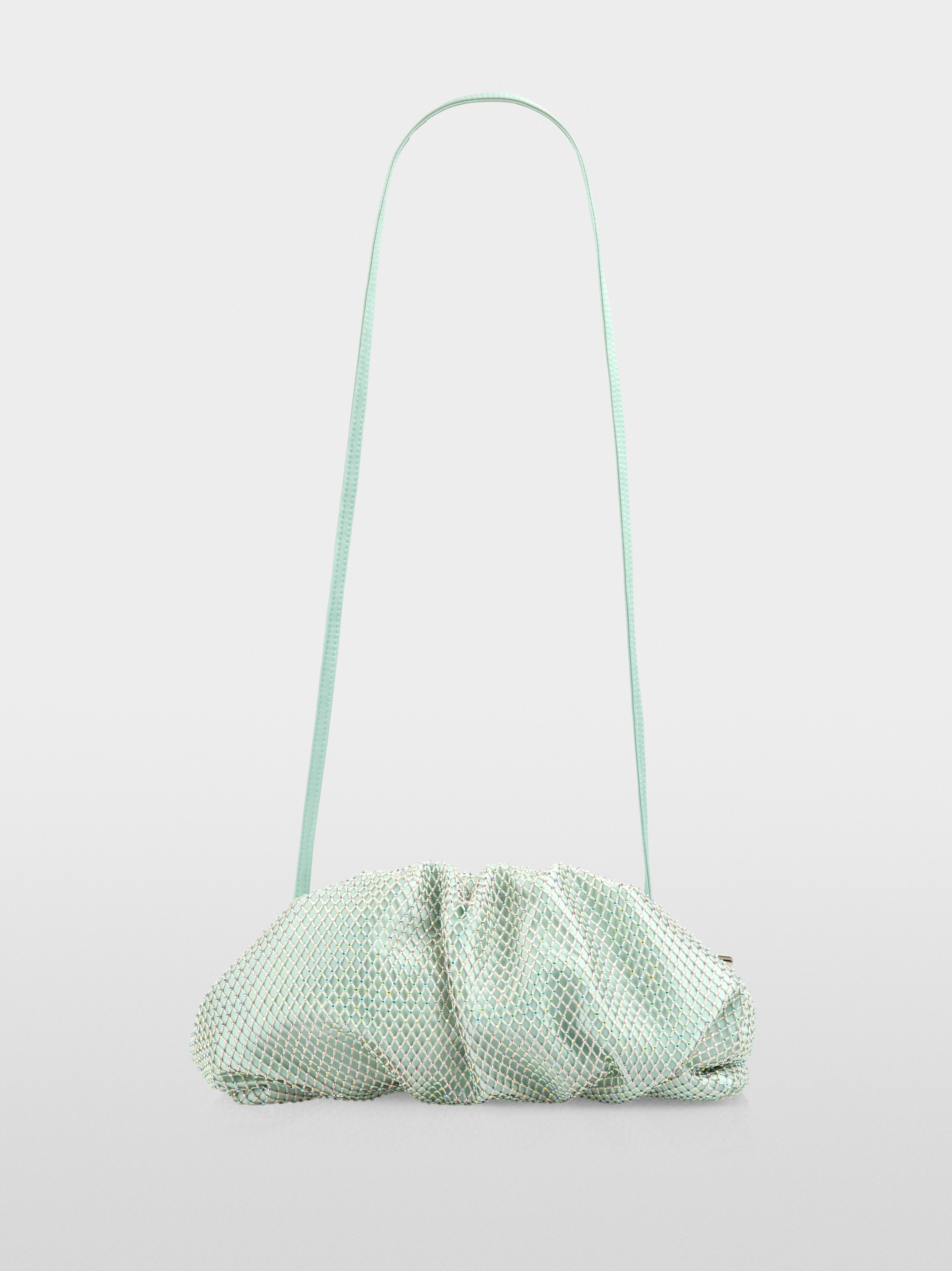 Pochette en satin ornée d'une maille de cristaux