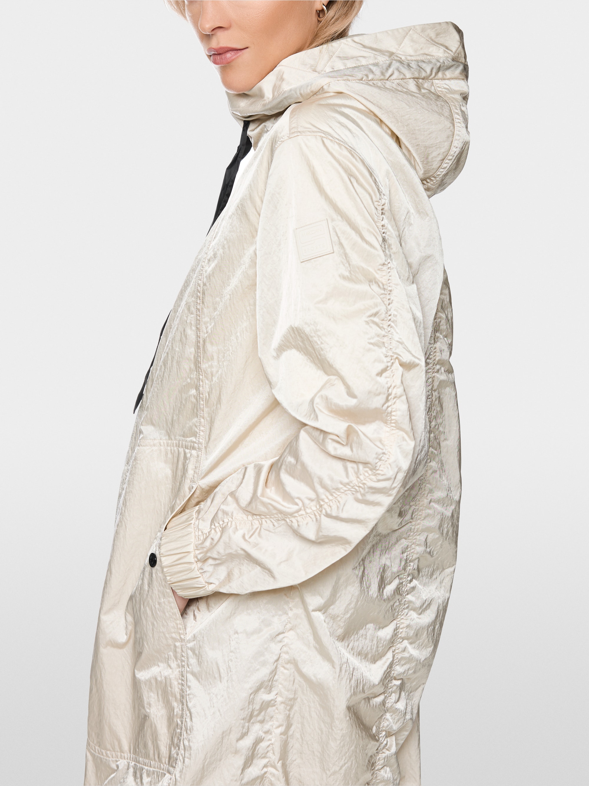 Manteau brillant avec détails contrastés