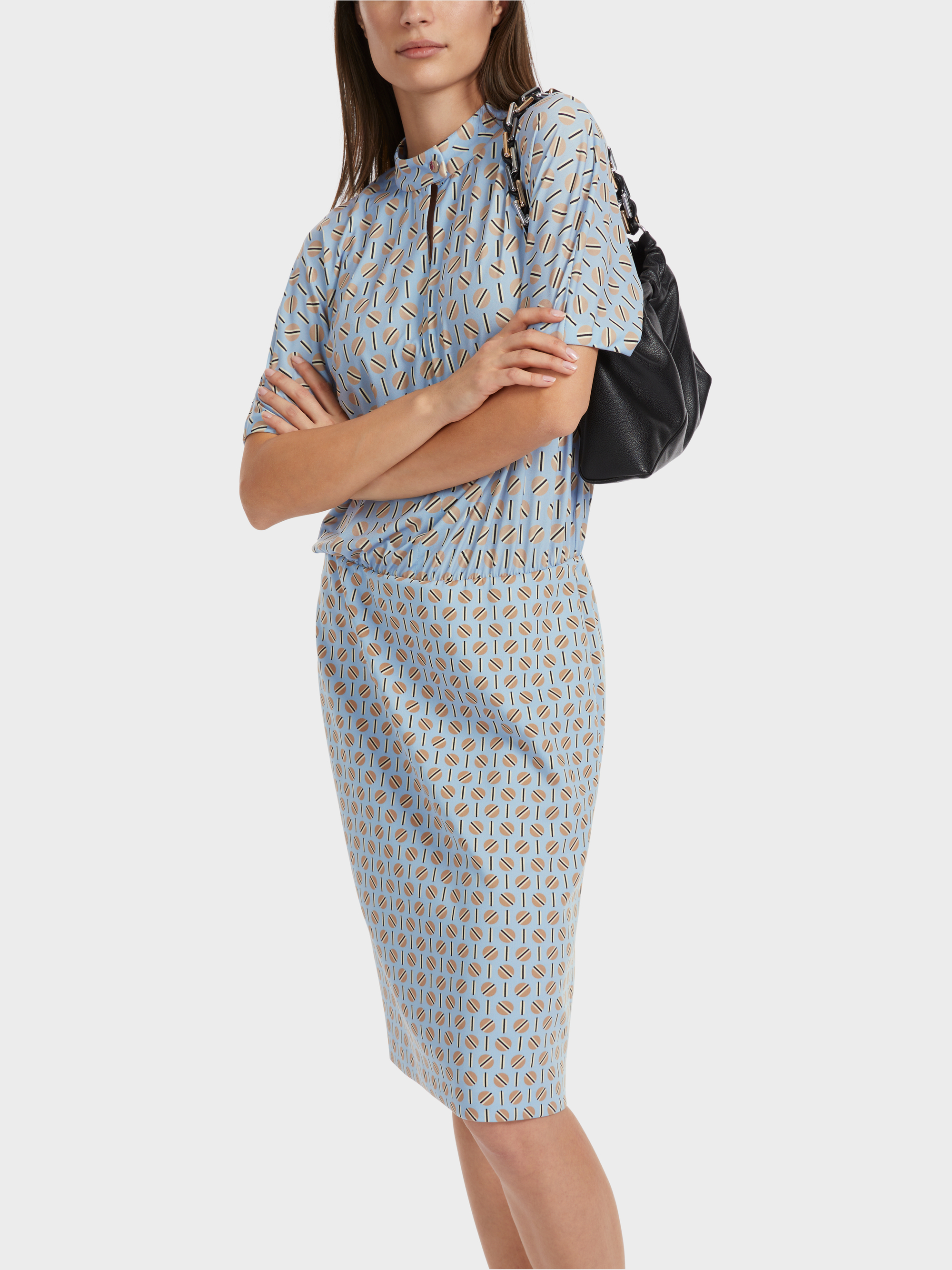 Kleid im MaterialMix