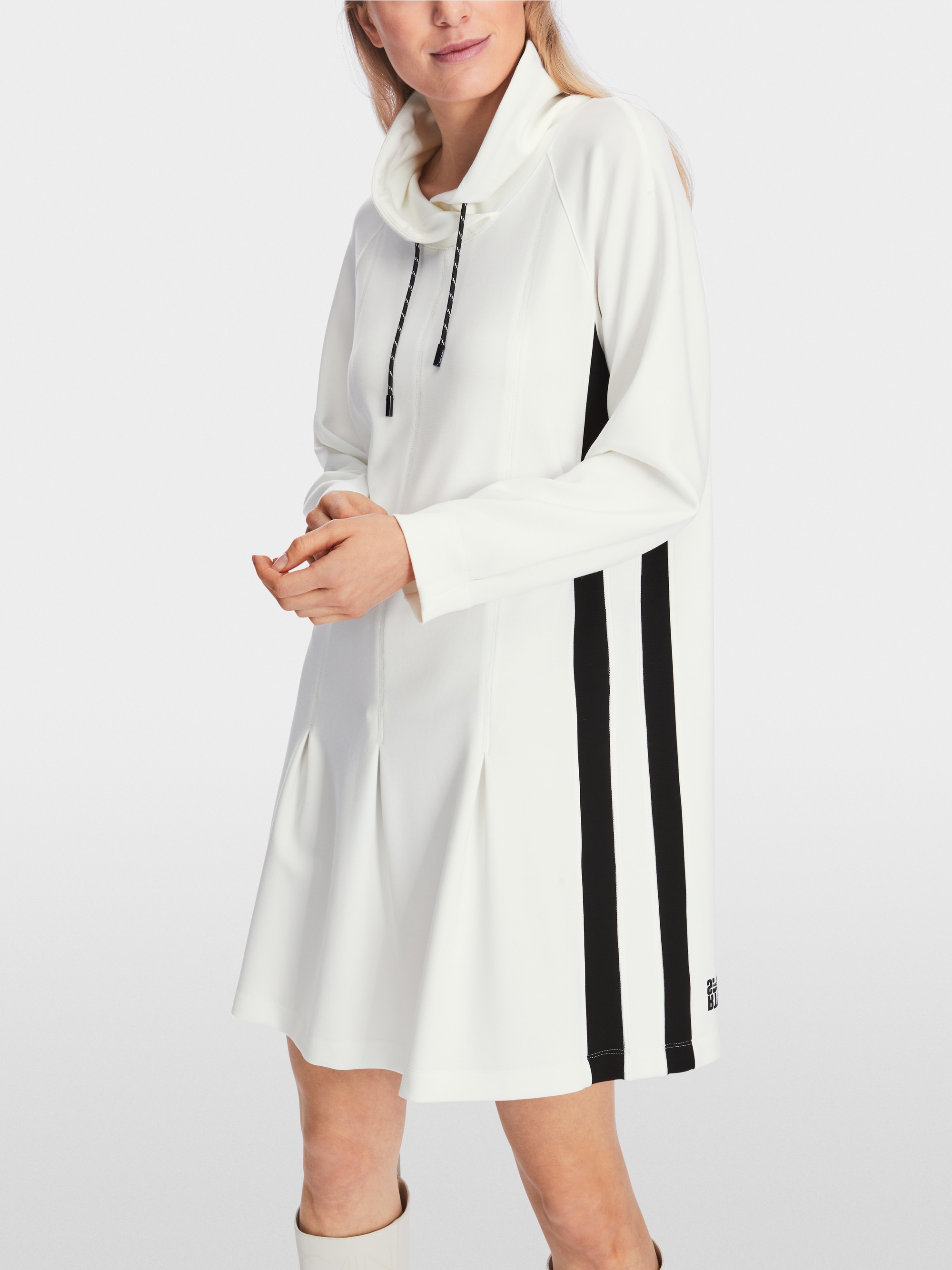 Kurzes Kleid mit  Kellerfalten