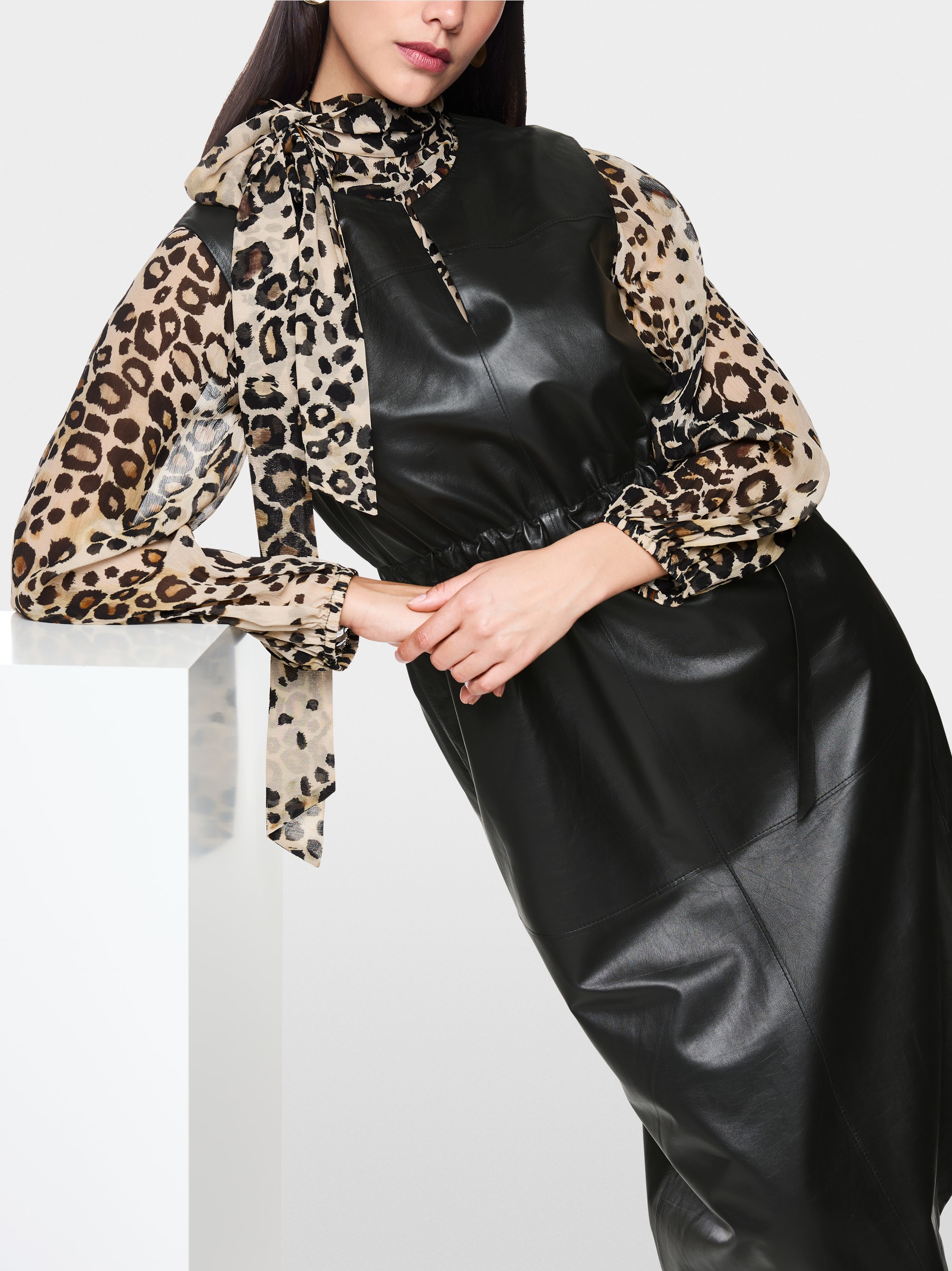 Leder-Maxikleid mit V-Ausschnitt