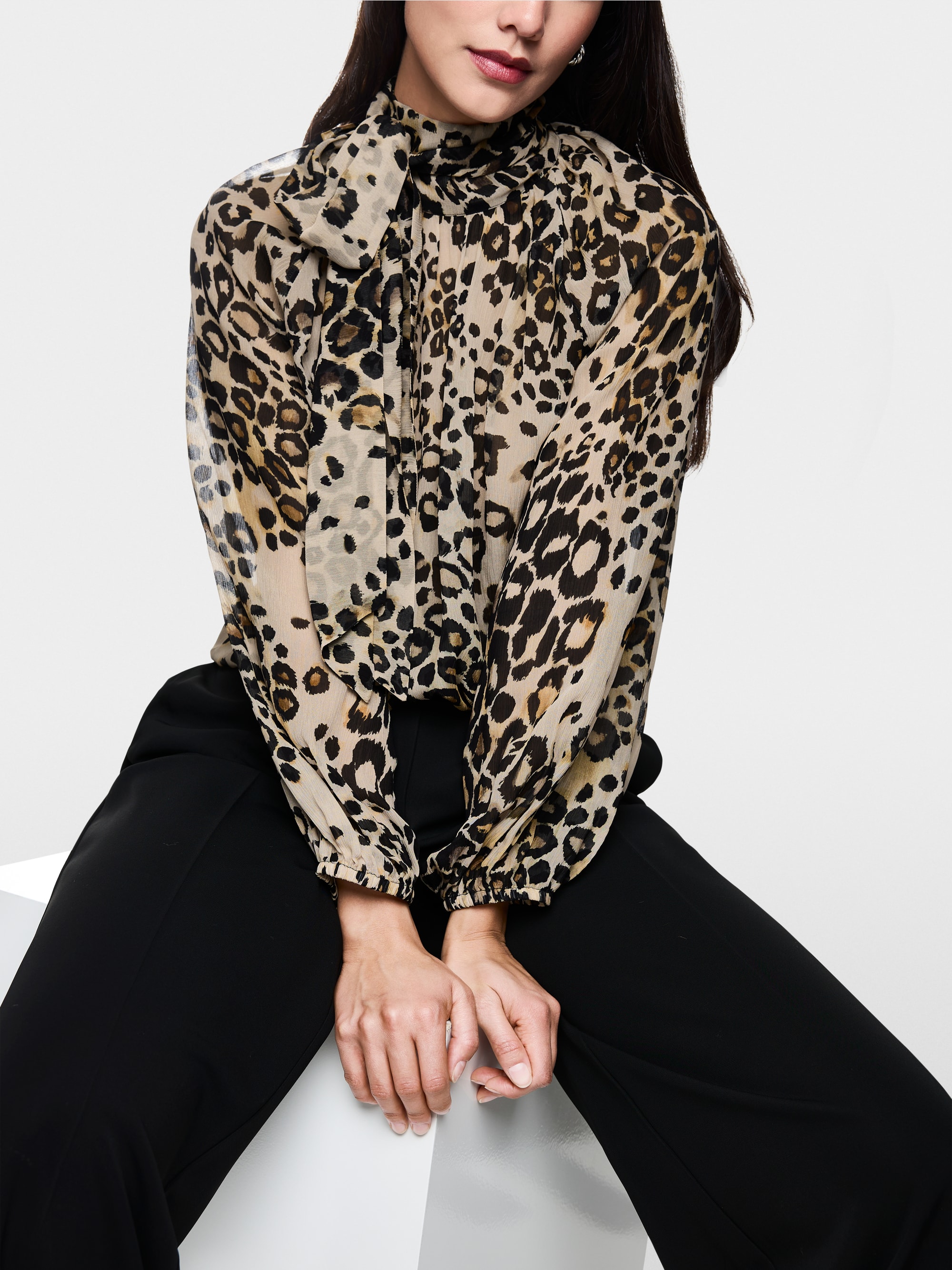 Schluppenbluse mit Leo-Print