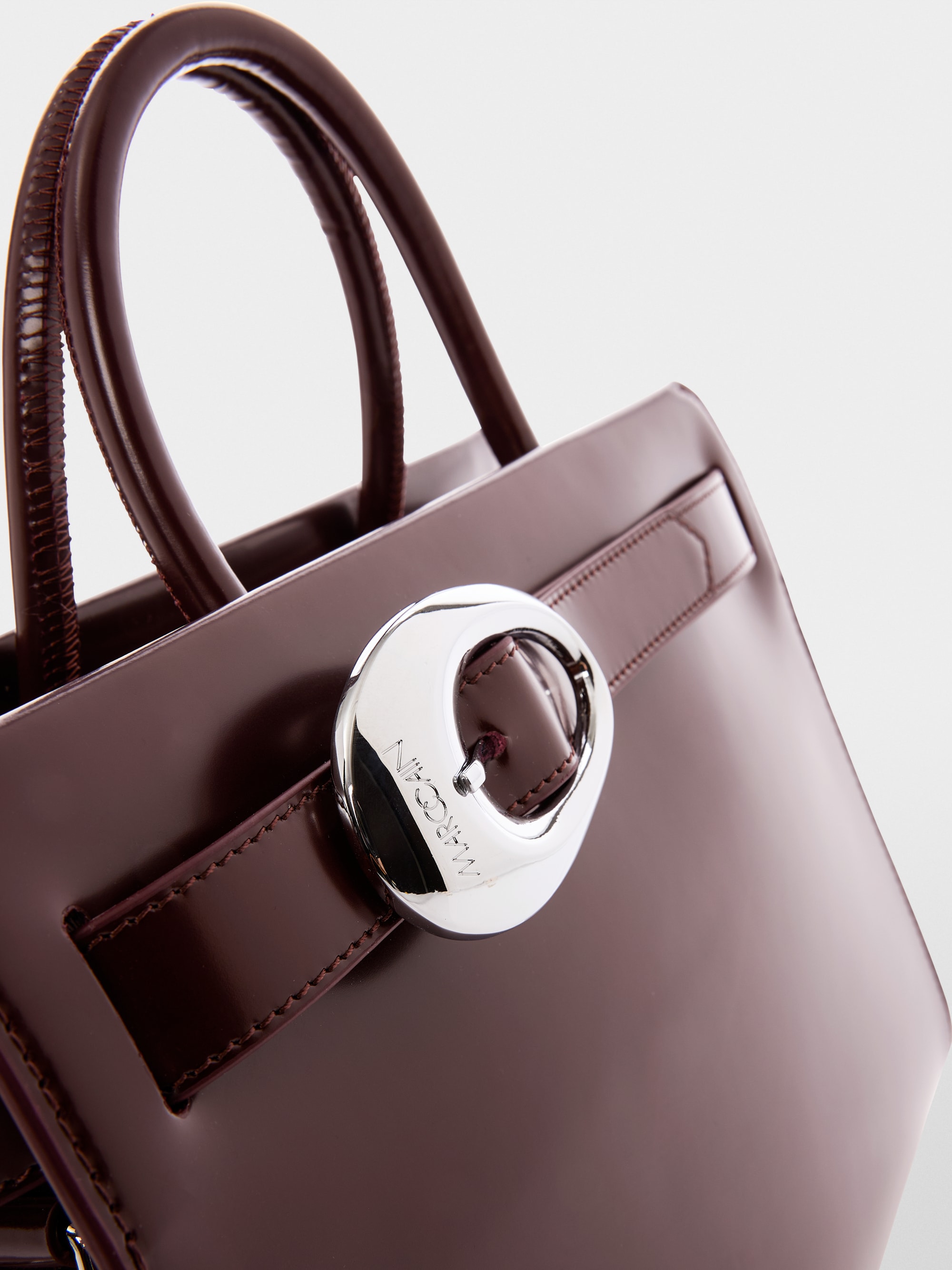 Sac à main élégant avec boucle logo