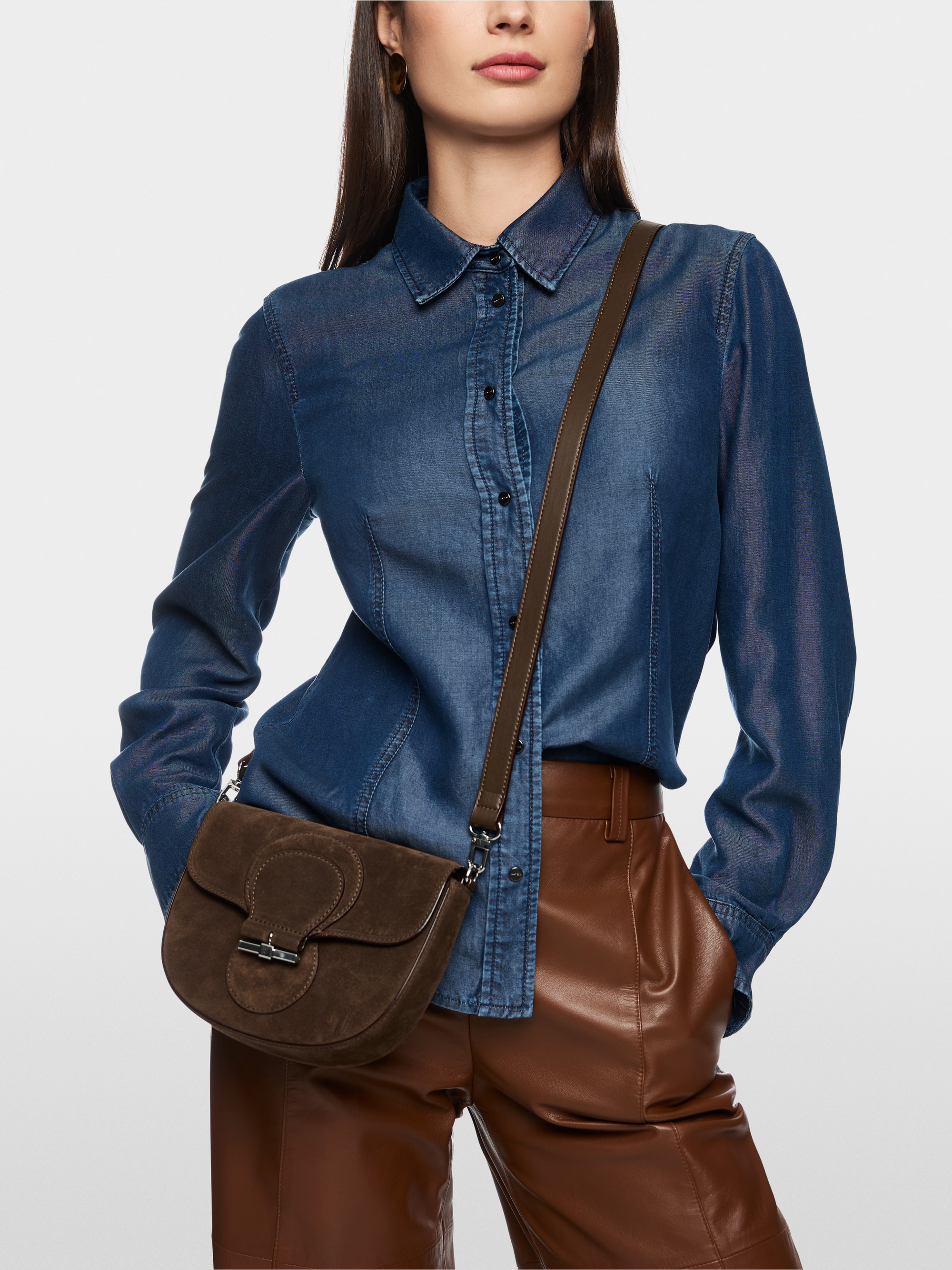 Schultertasche aus Veloursleder