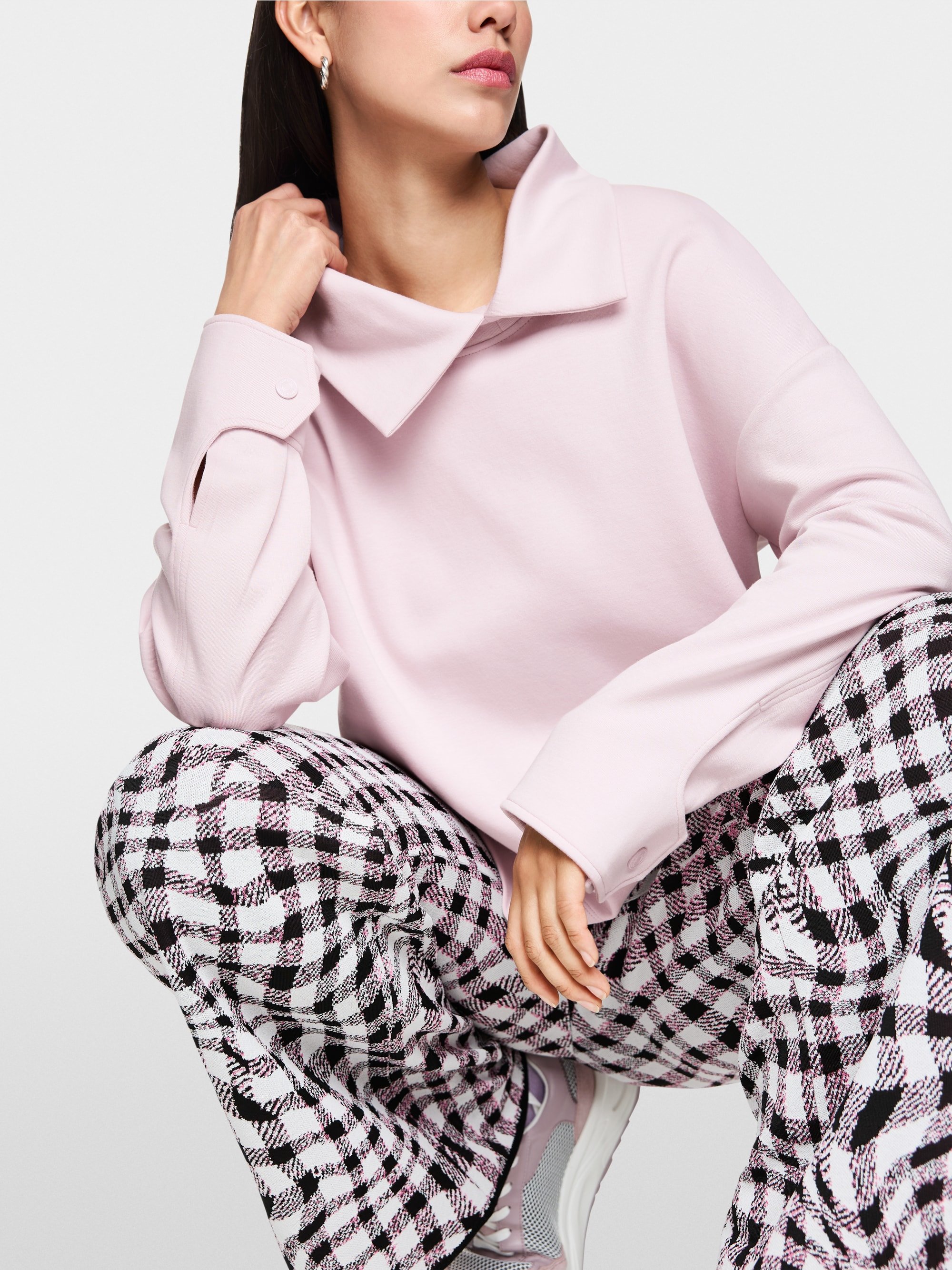 Sweatshirt with asymmetrical collar