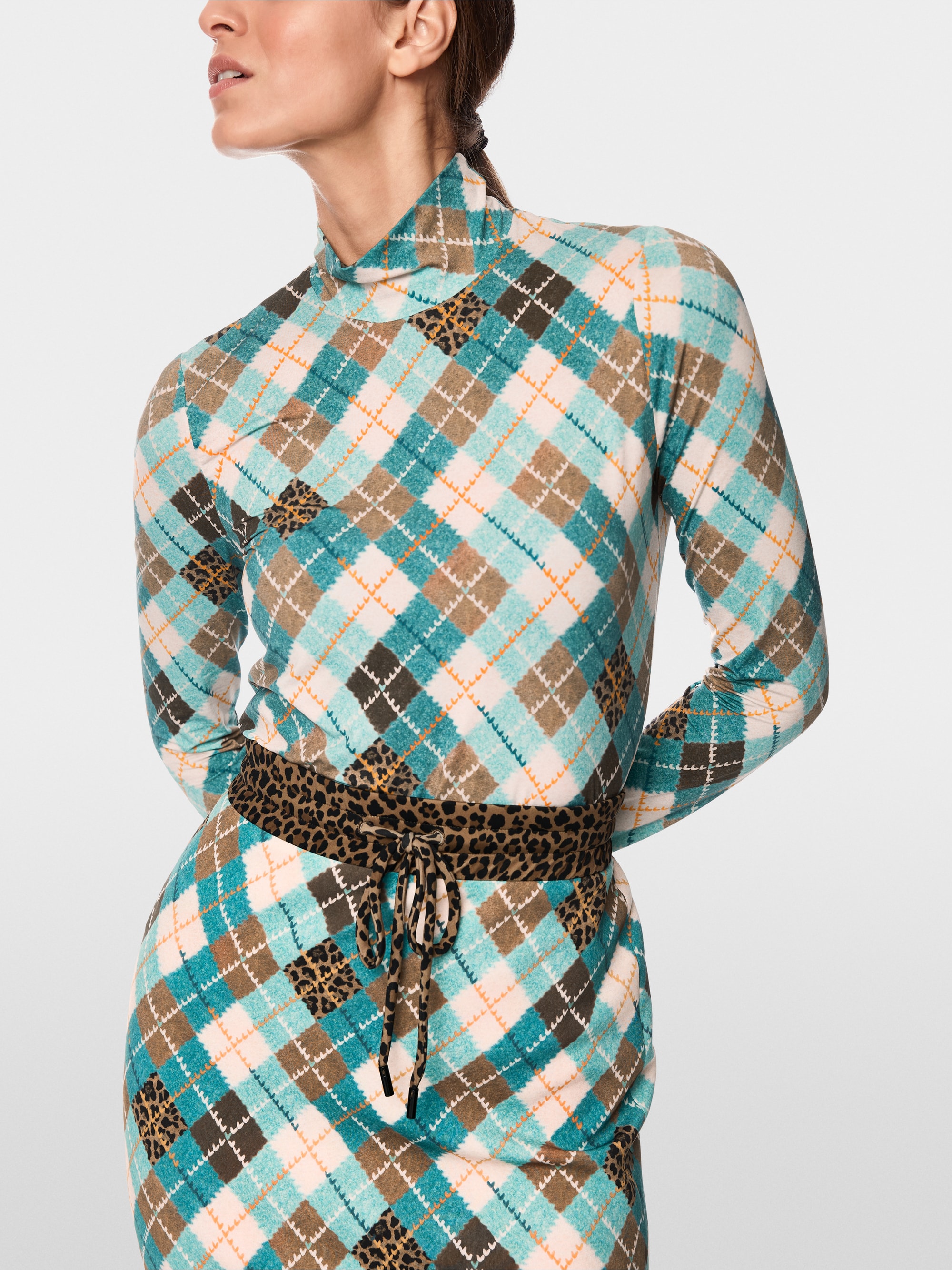 Fitted long-sleeved turtleneck shirt