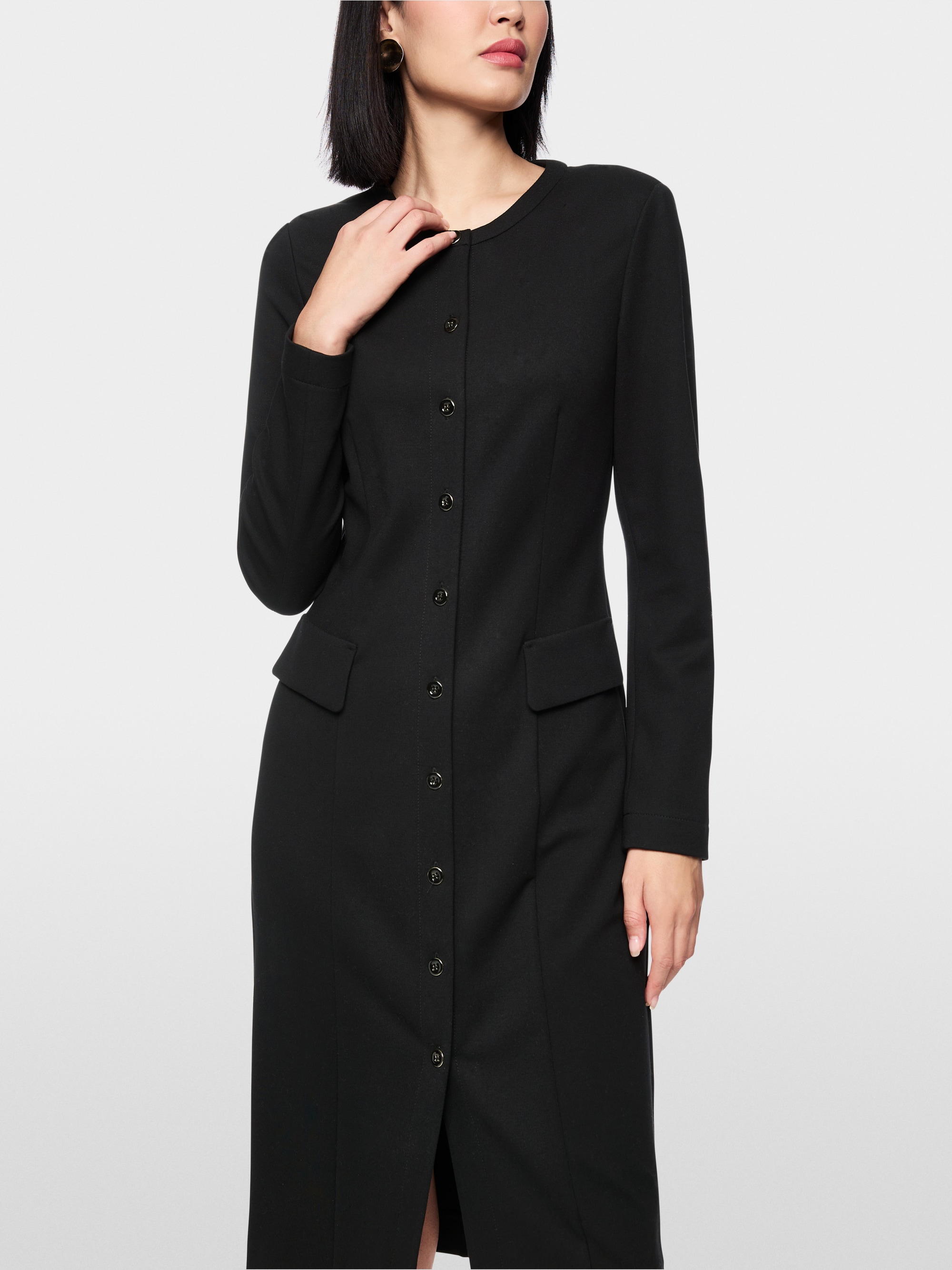 Fitted dress with buttoning