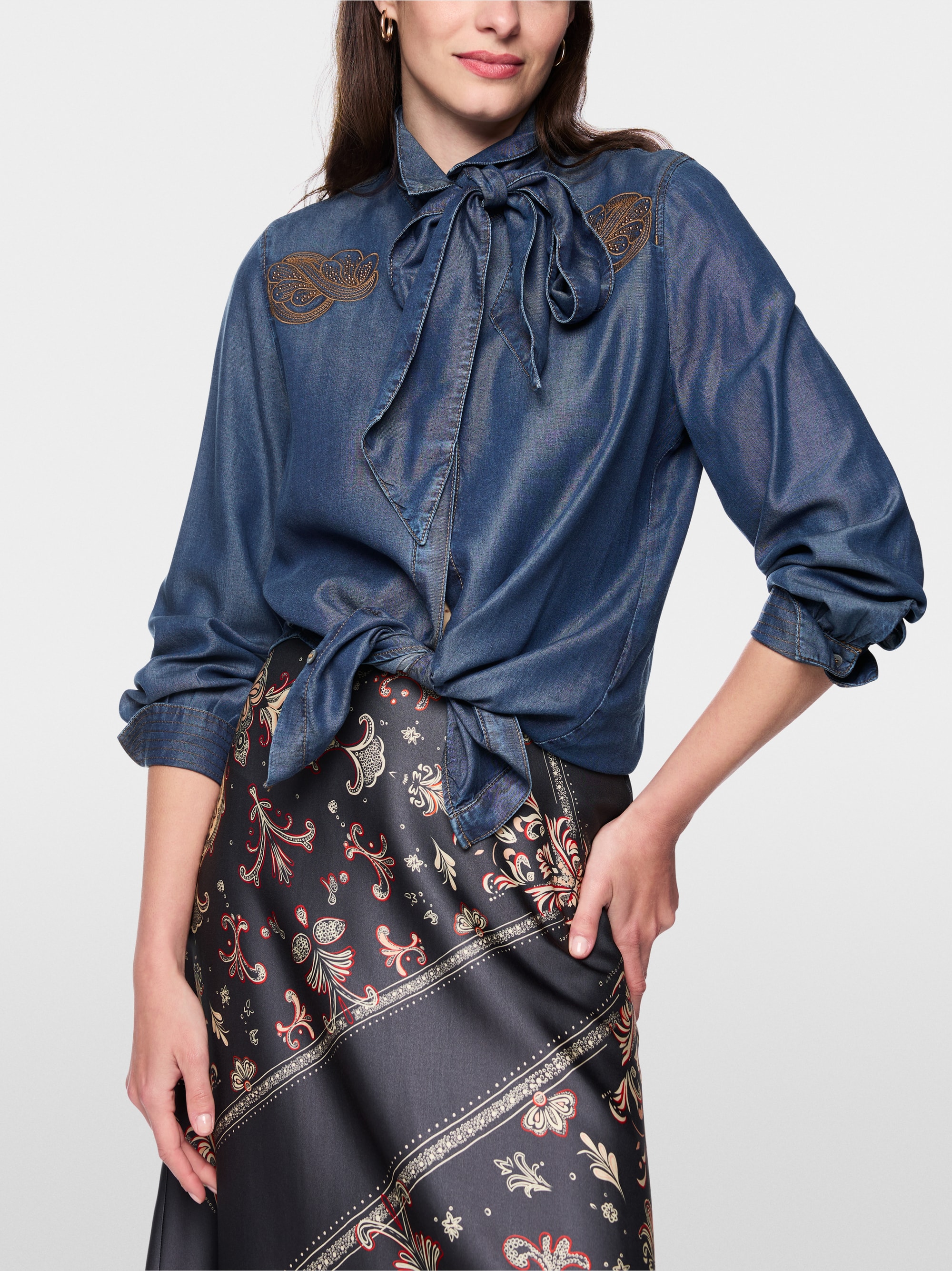 Bestickte Jeansbluse "Rethink Together"