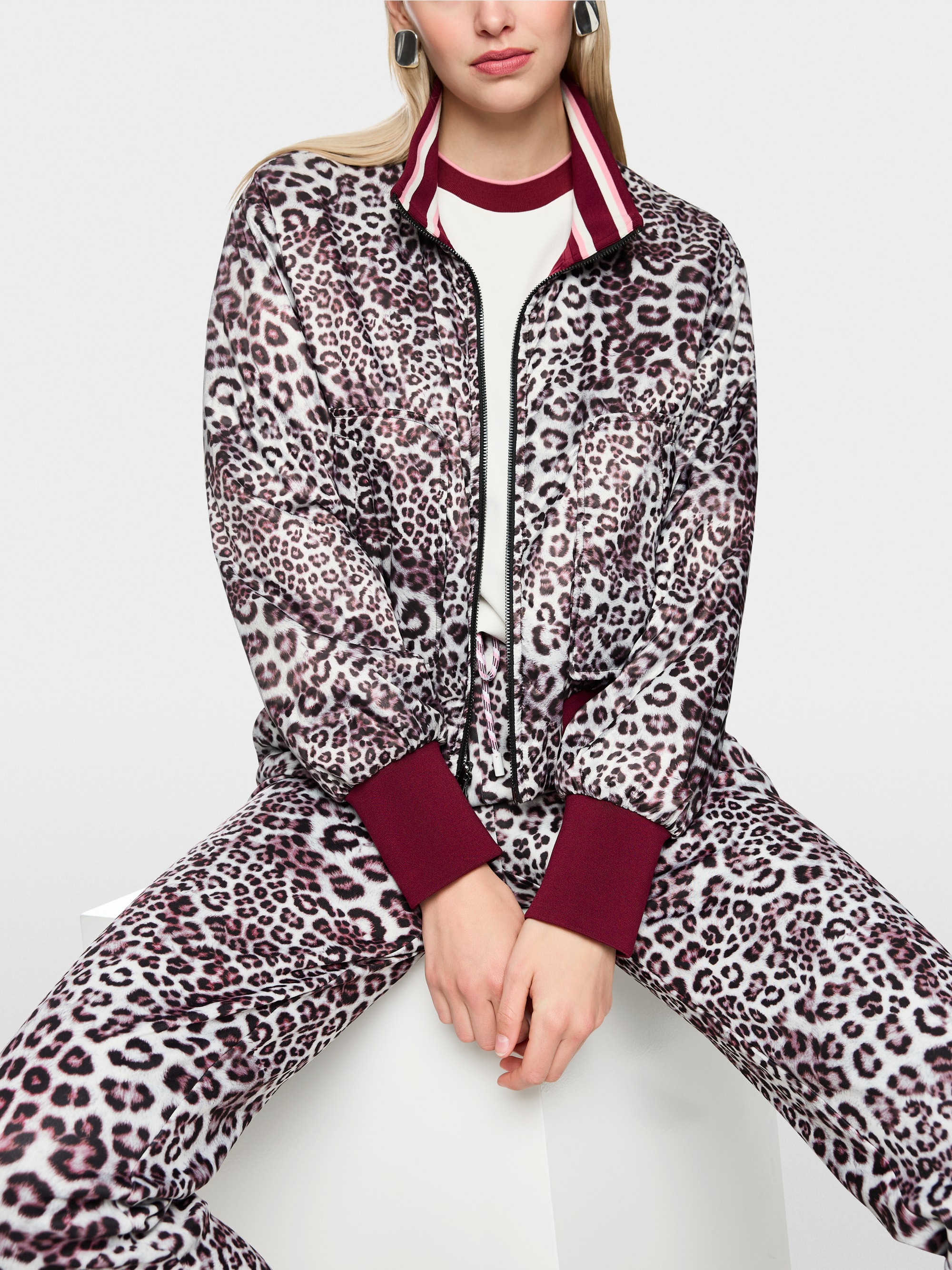 Reversible bomber jacket