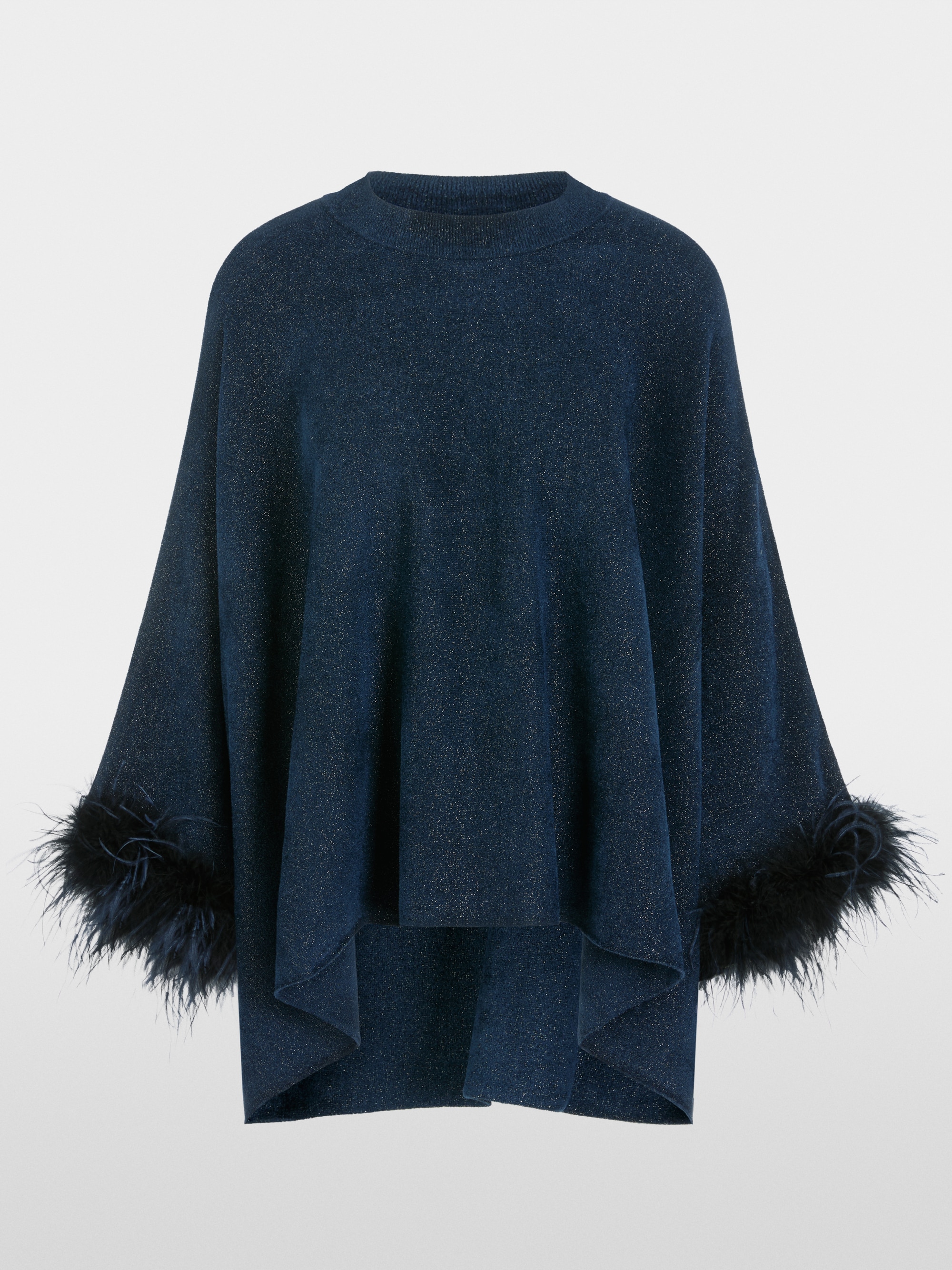 Knitted poncho with feathers