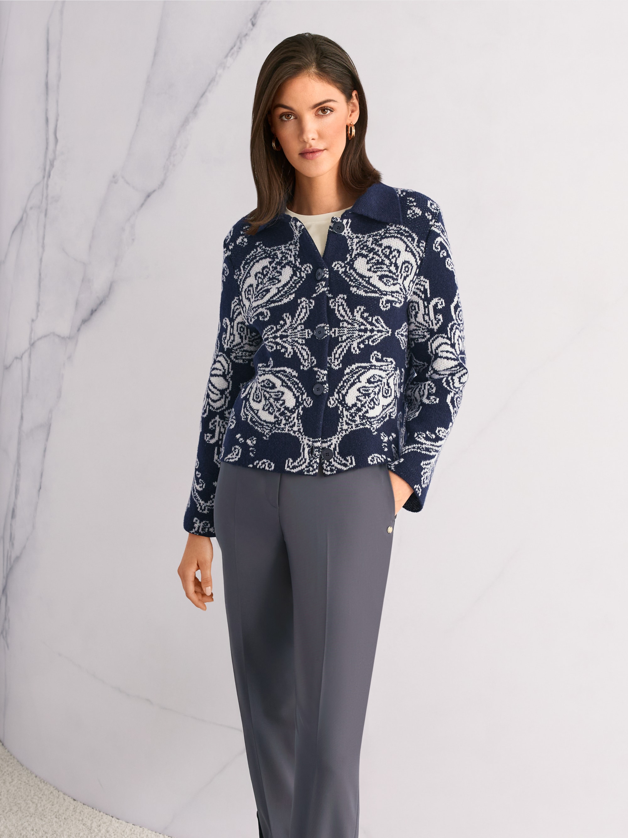 Long-sleeved shirt with ruffles