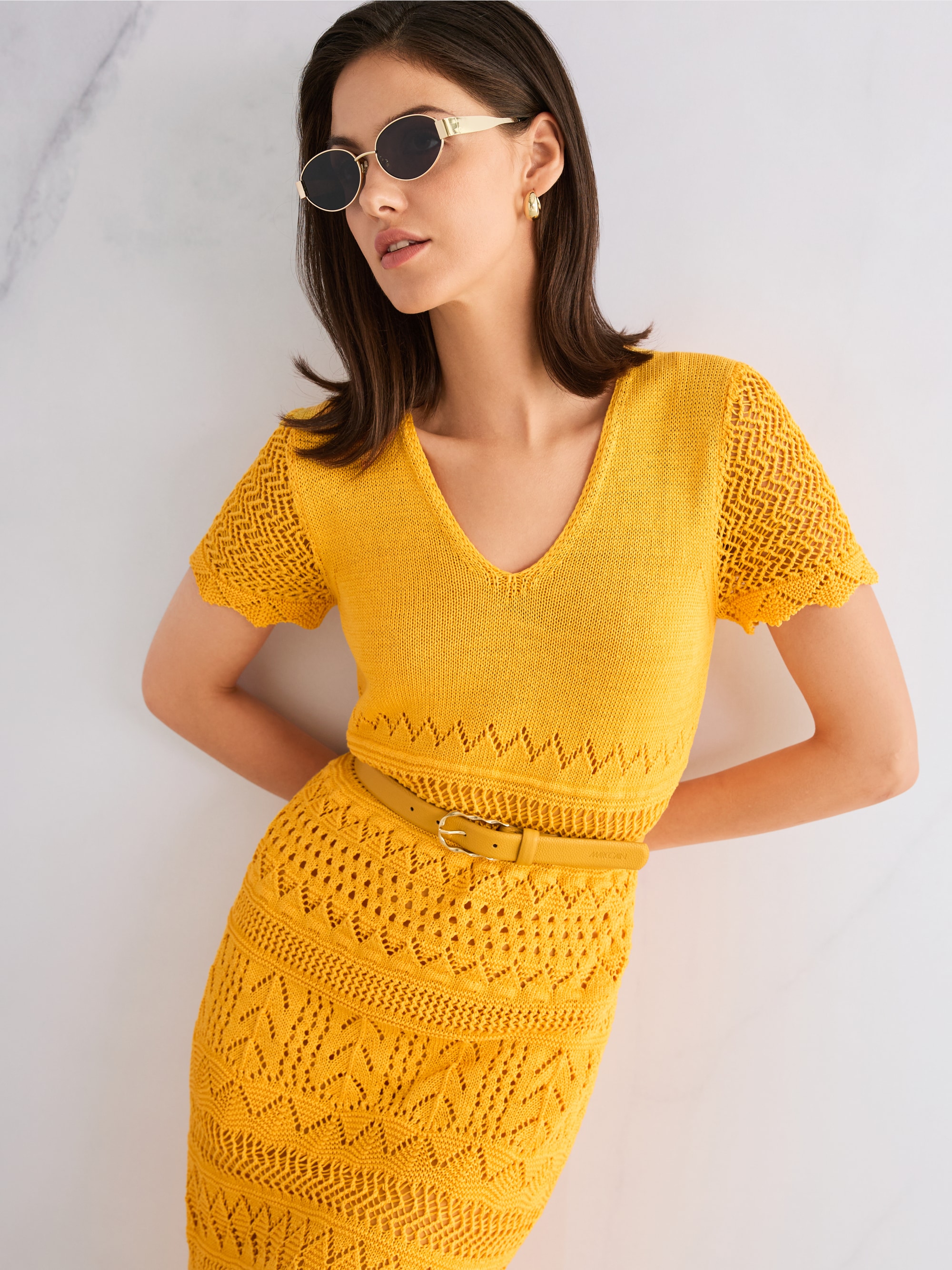 Narrow leather belt with buckle