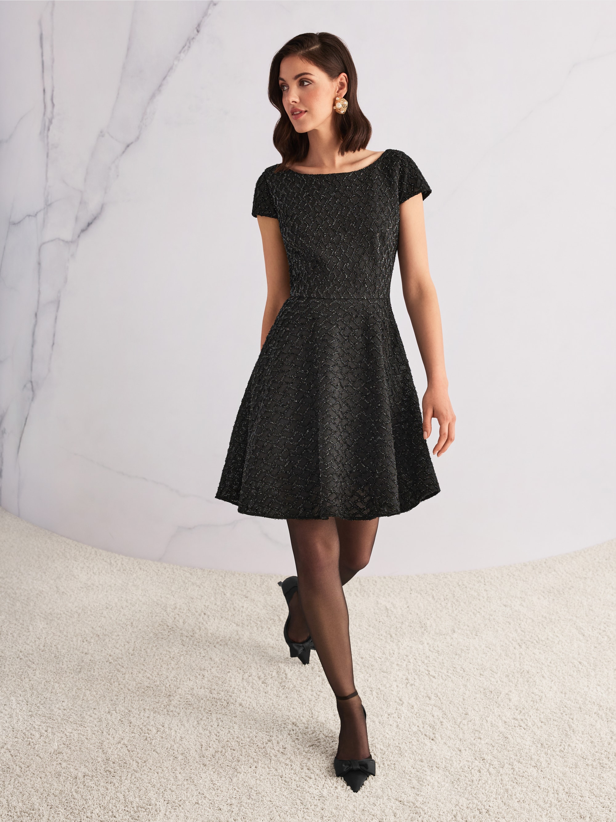 Elegant sandals with decorative bow