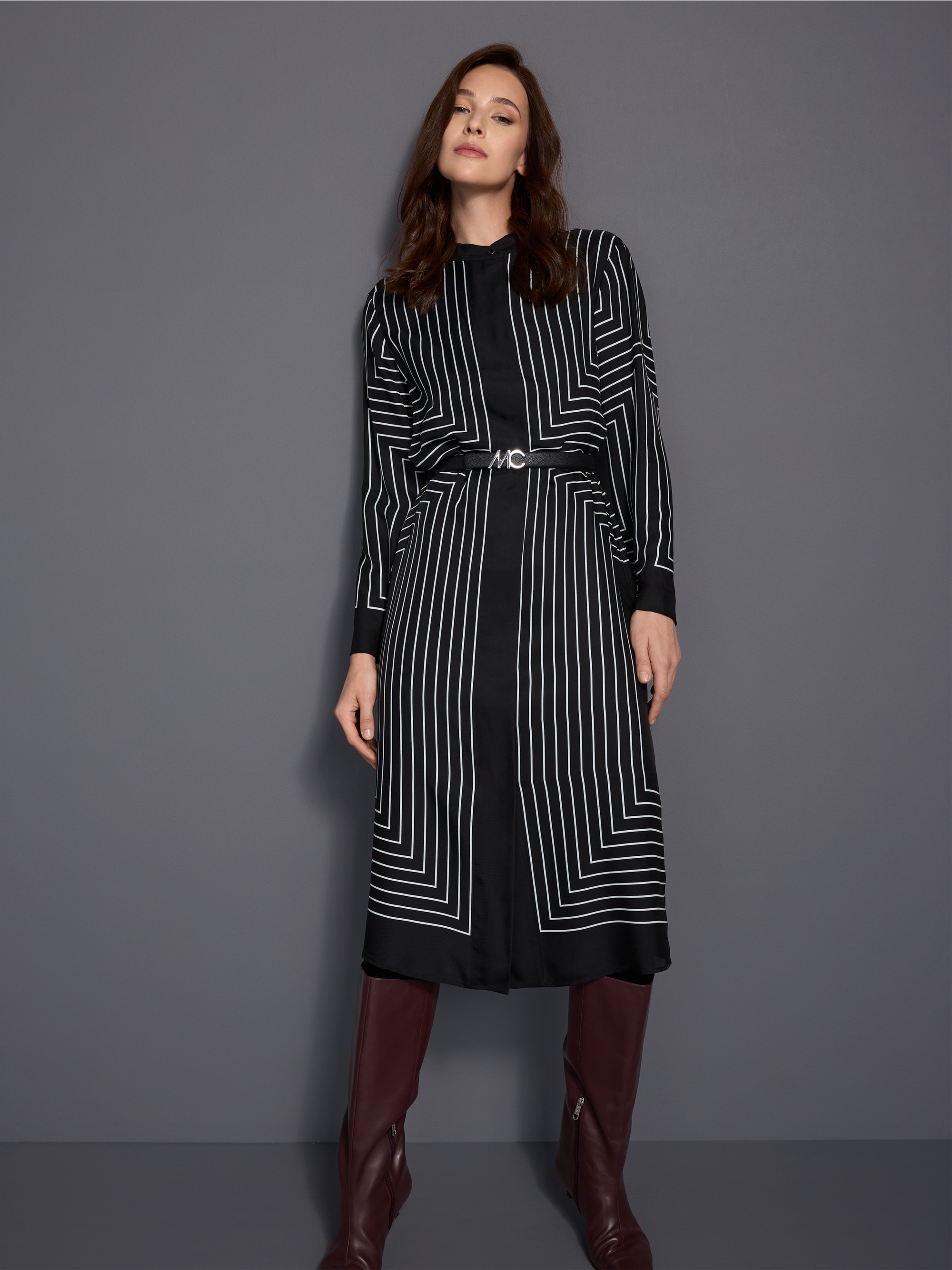 Midi dress with graphic pattern