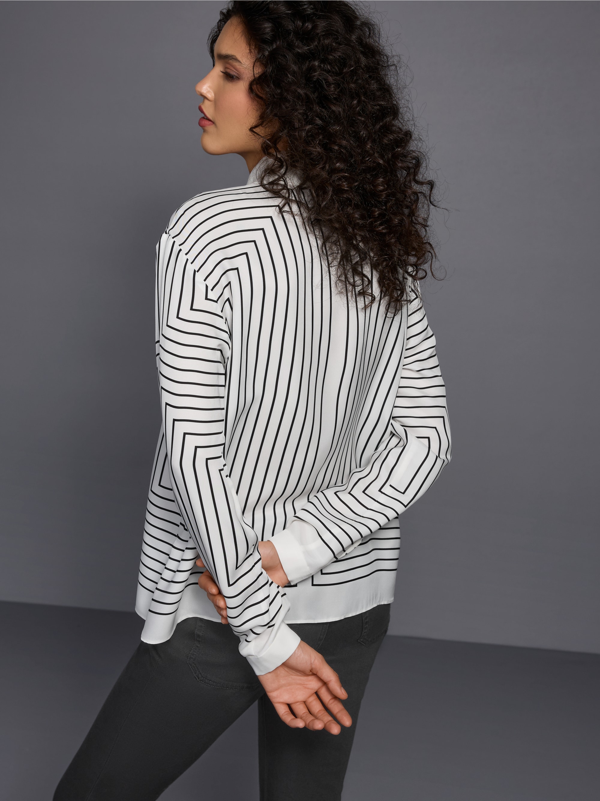 Geometric blouse in a silk blend